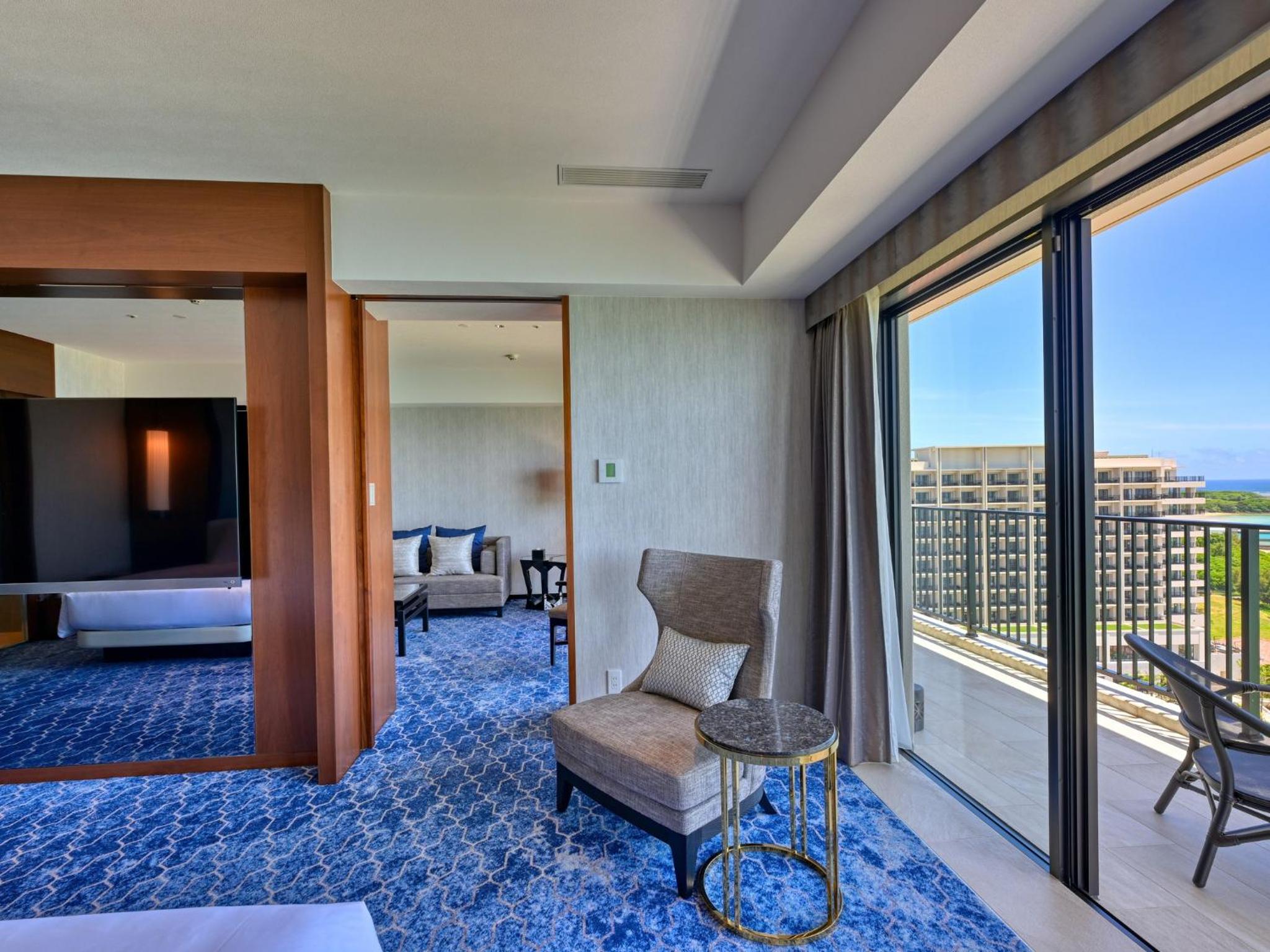 Deluxe Corner Suite Twin - Photo 9
