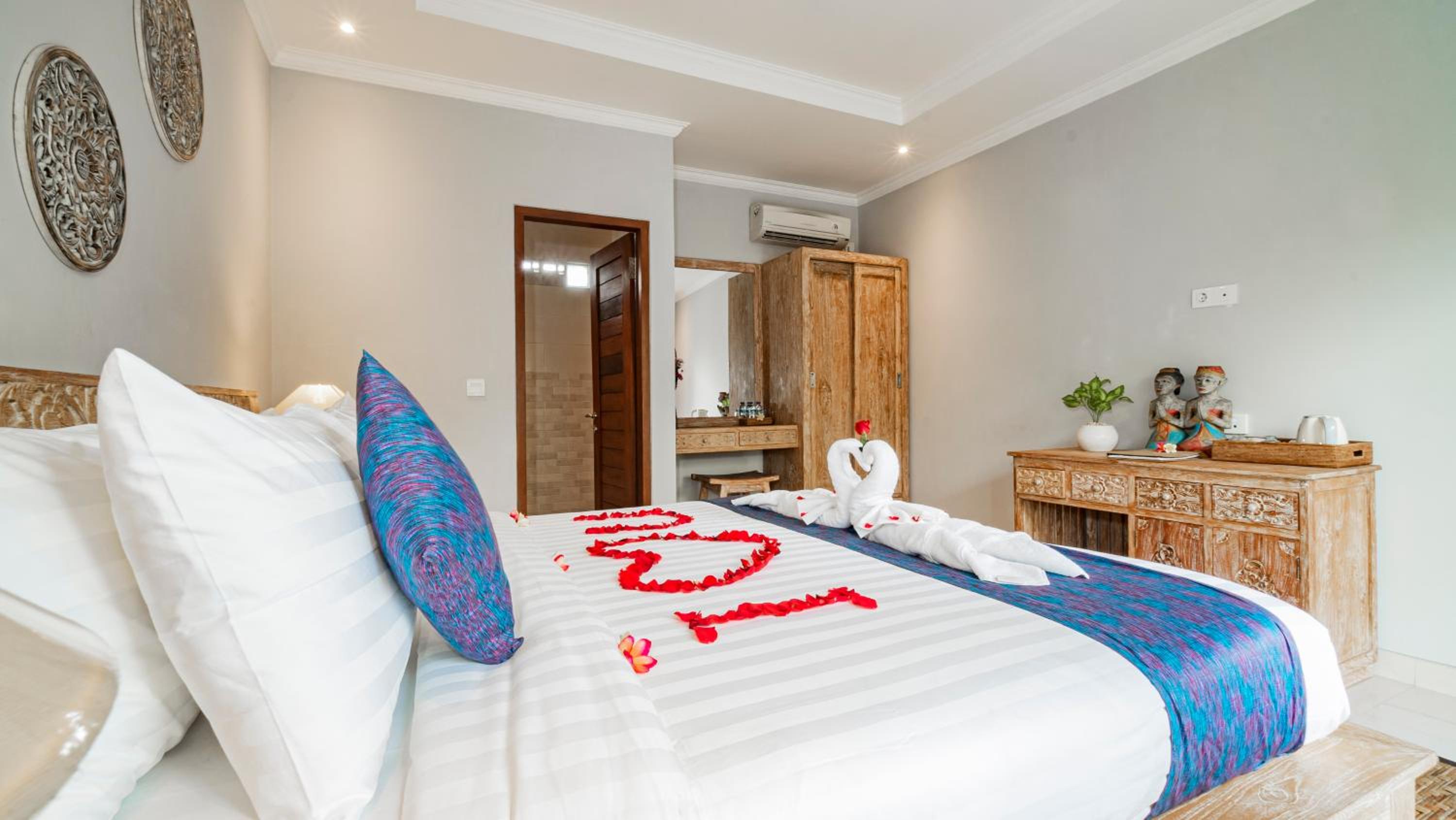 Double Room with Pool View - Photo 8