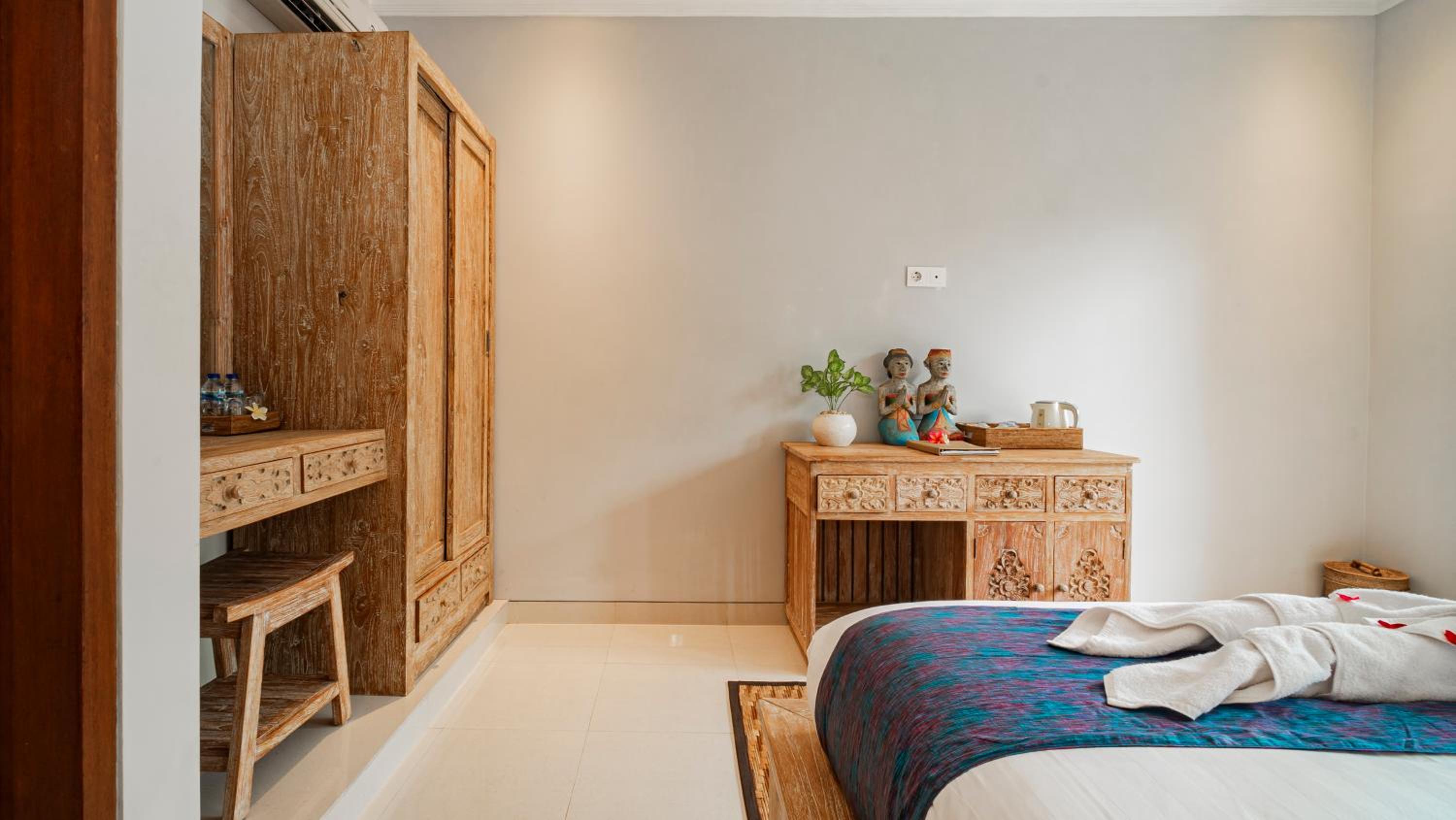 Double Room with Pool View - Photo 9