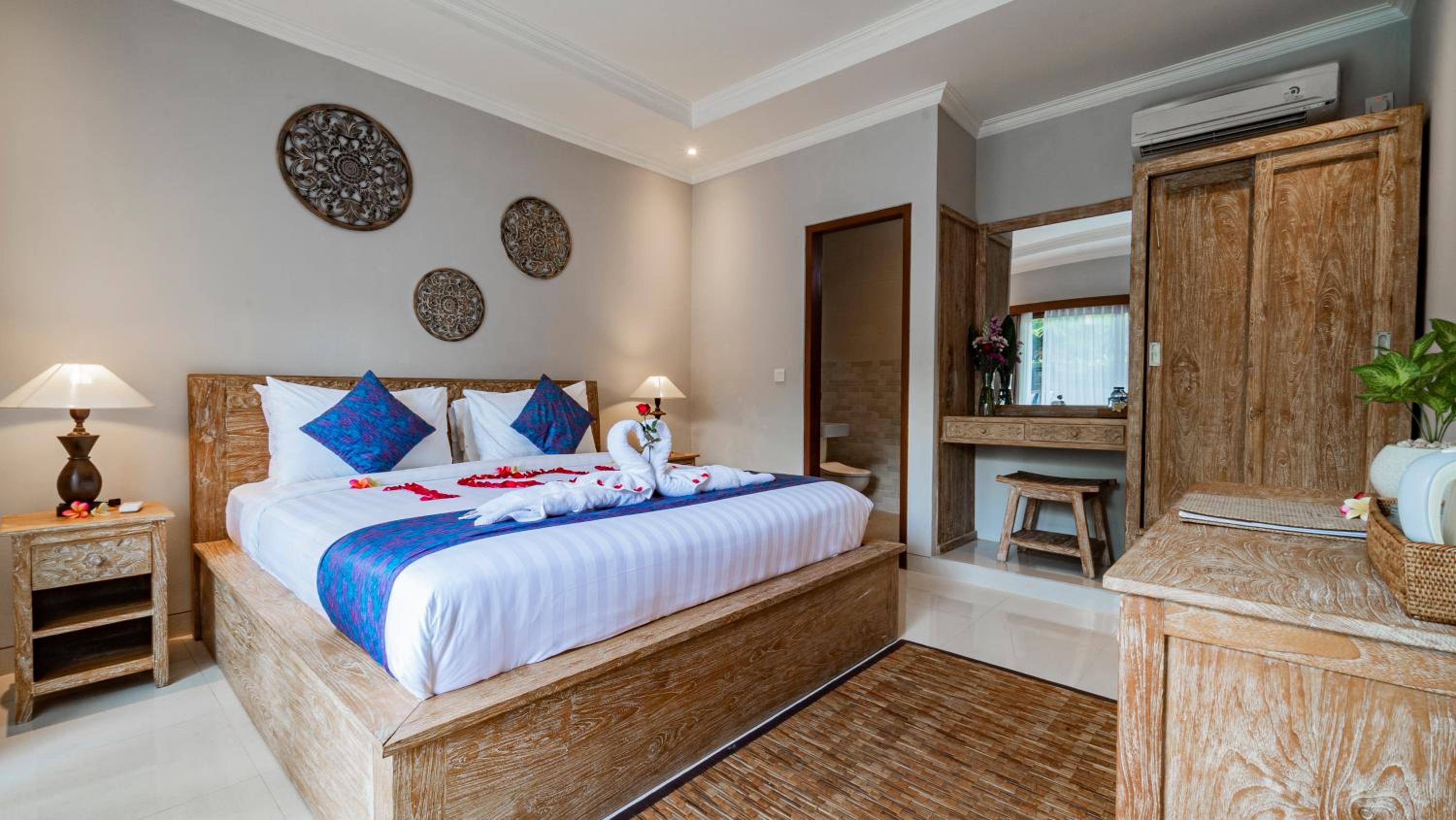 Double Room with Pool View - Photo 10