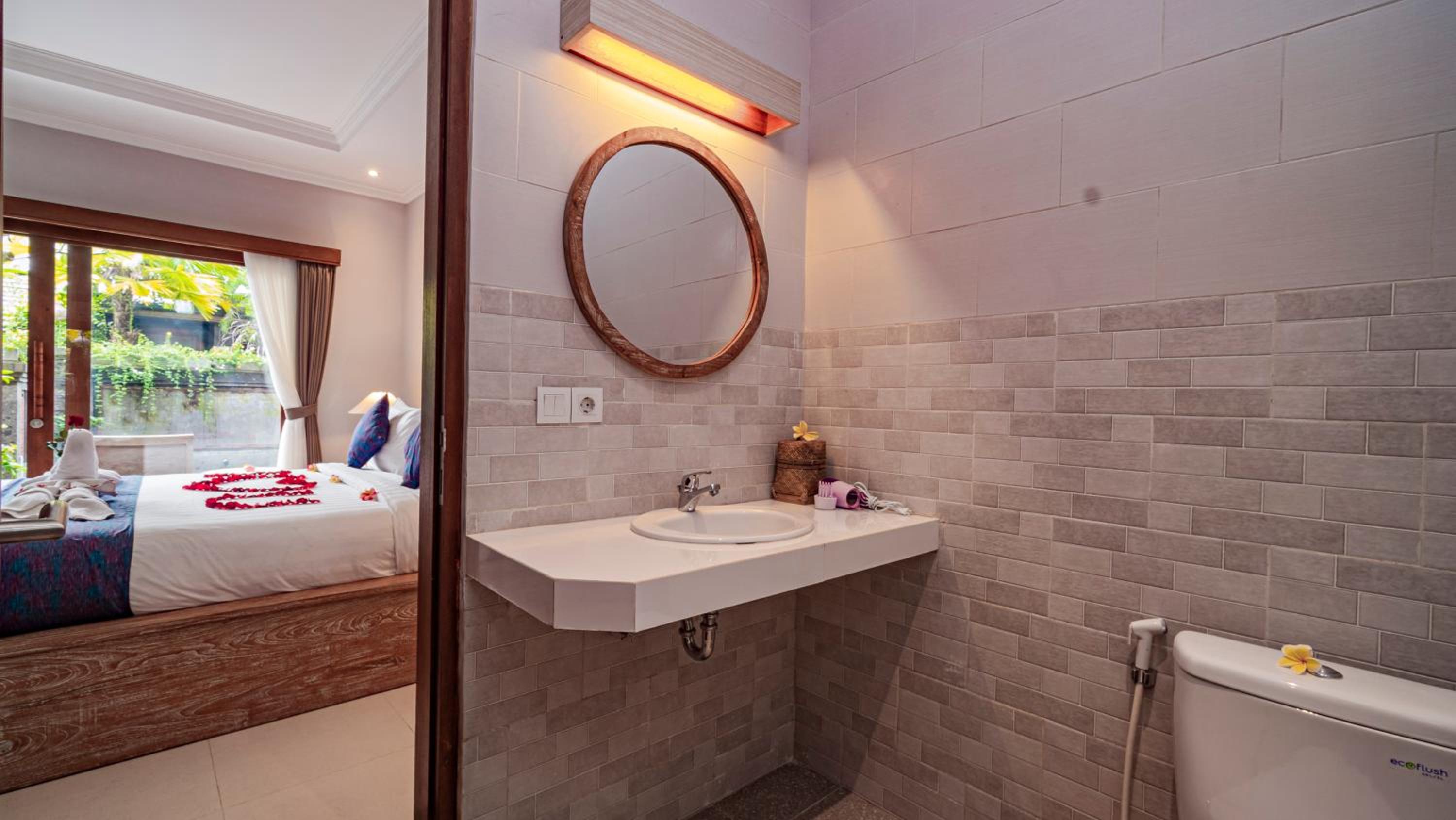 Double Room with Pool View - Photo 11