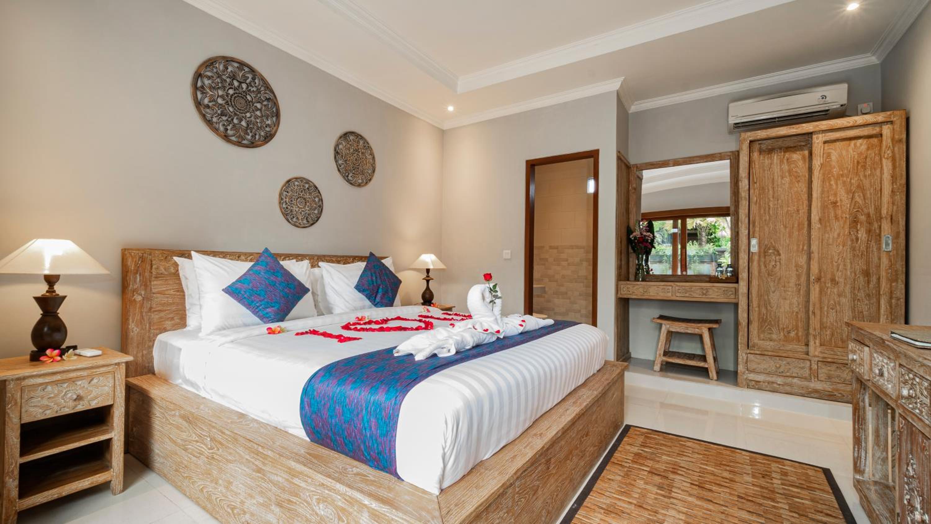 Double Room with Pool View - Photo 12