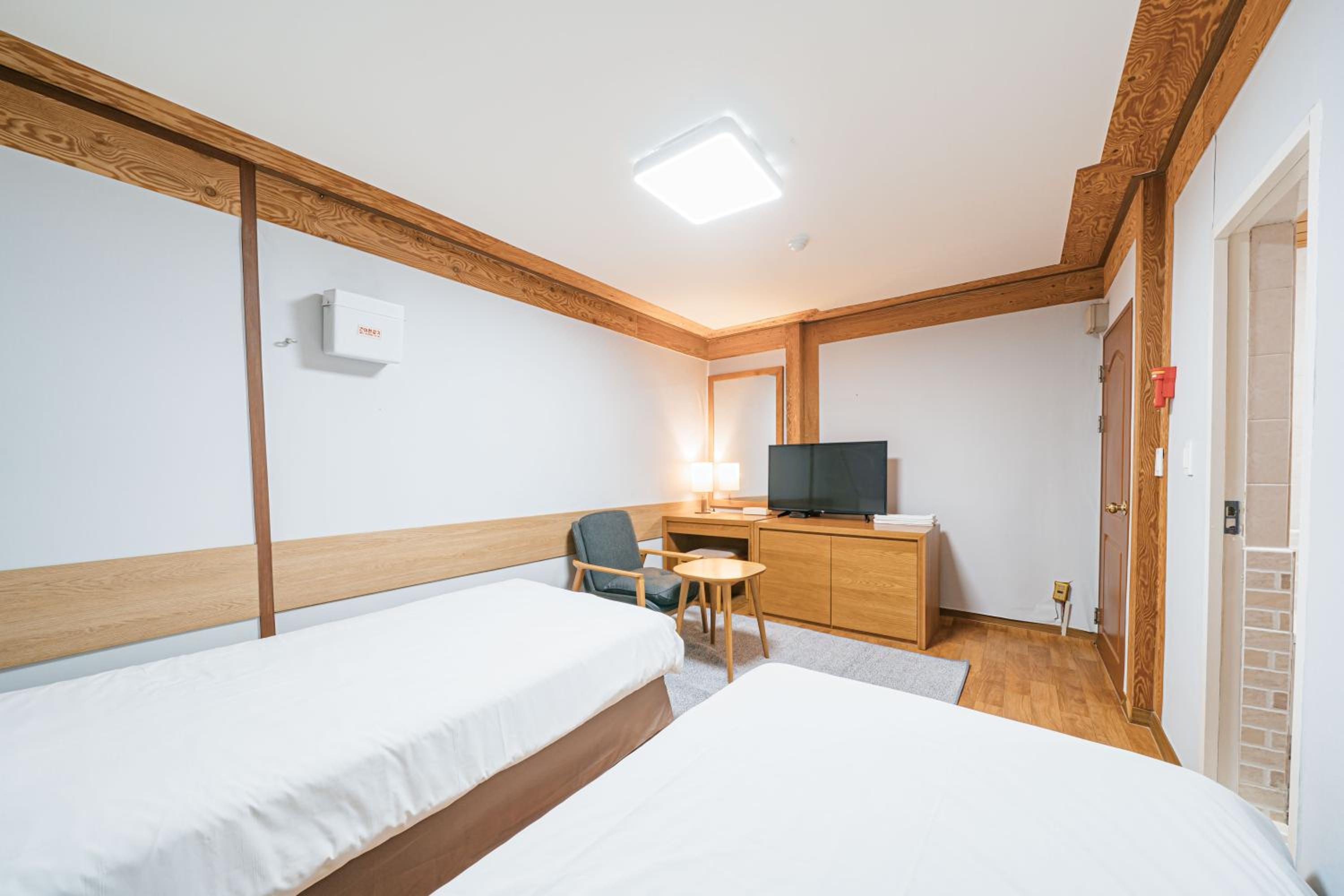 Standard Twin Room - Photo 2