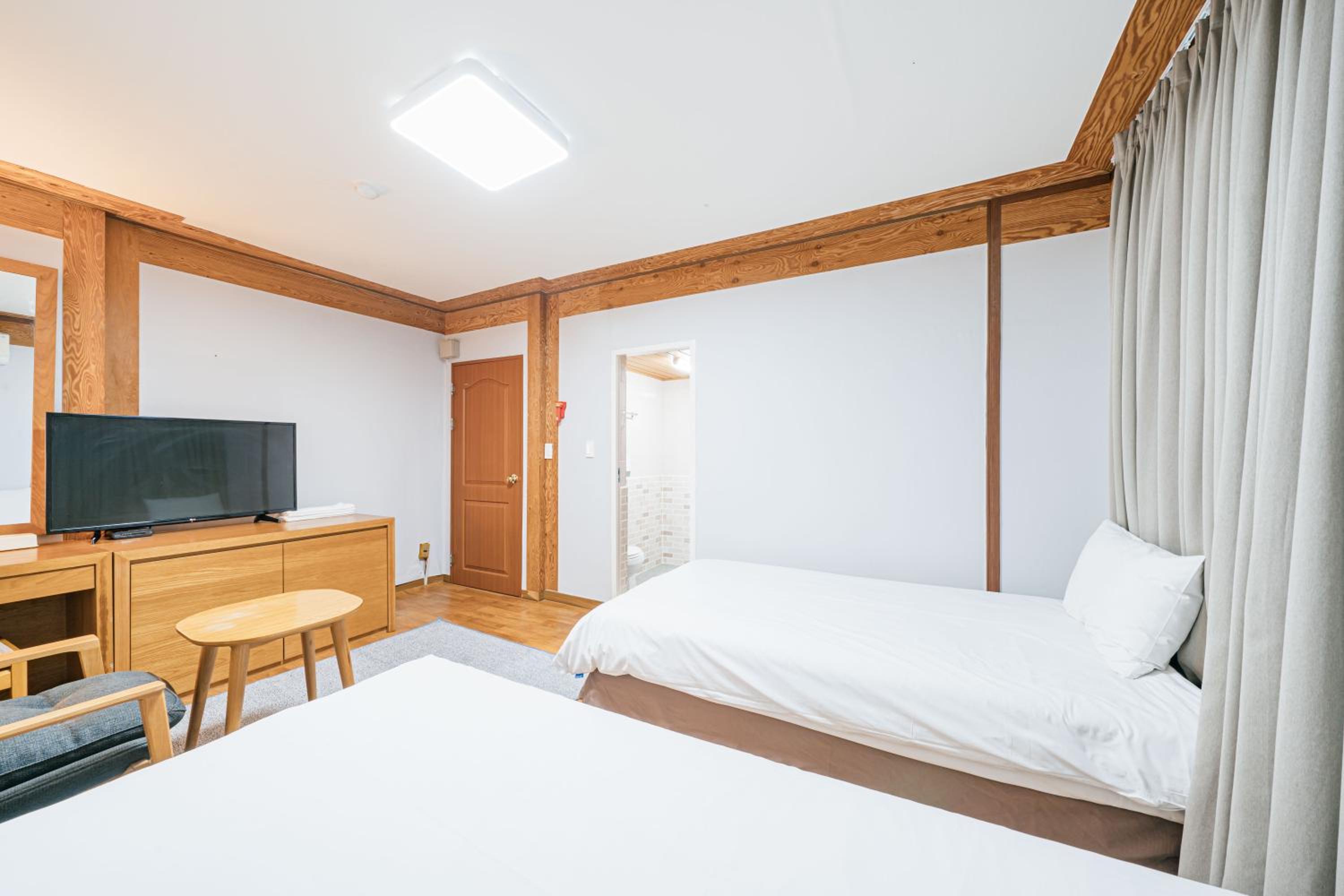 Standard Twin Room - Photo 4