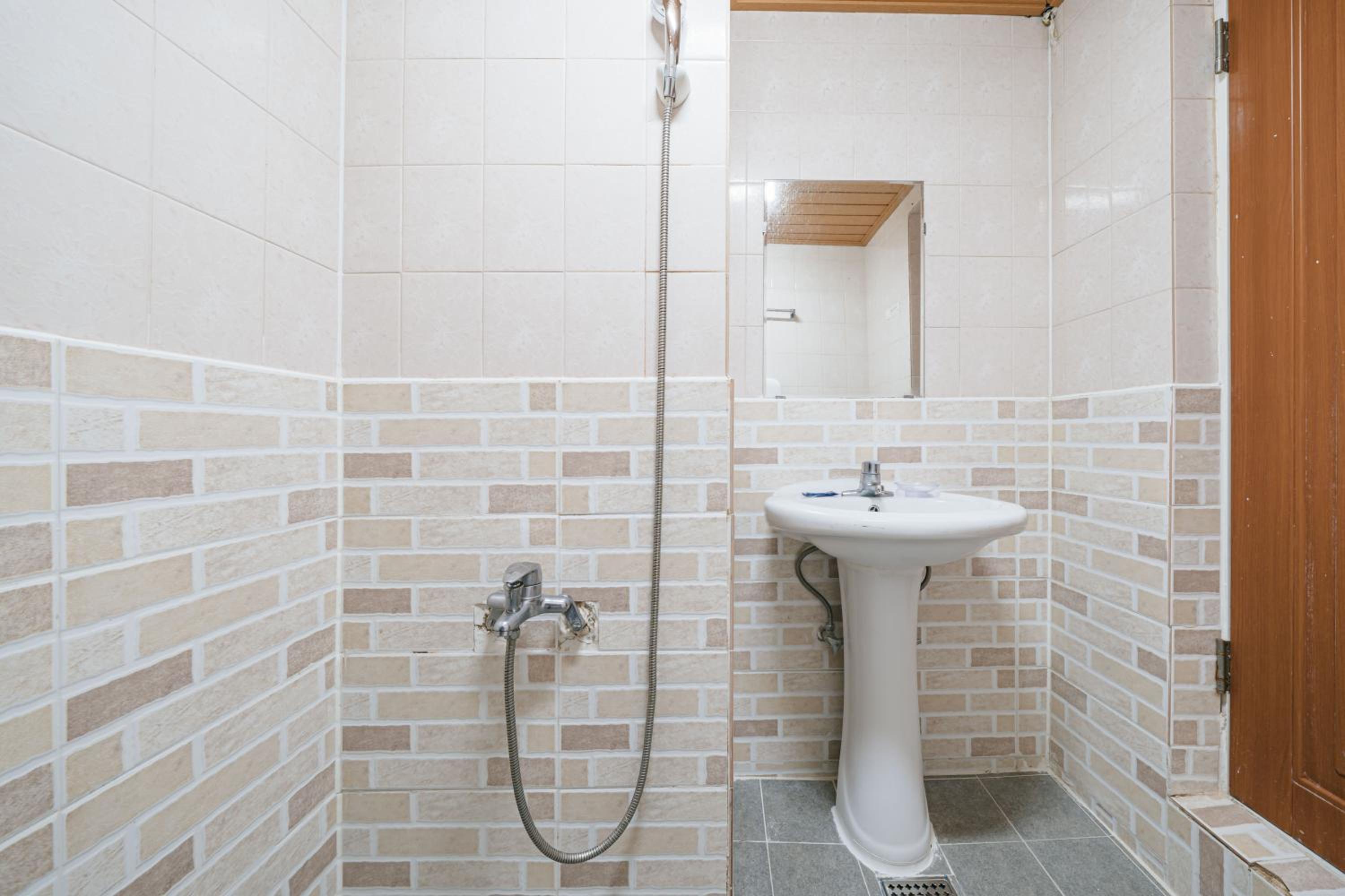 Standard Twin Room - Photo 10