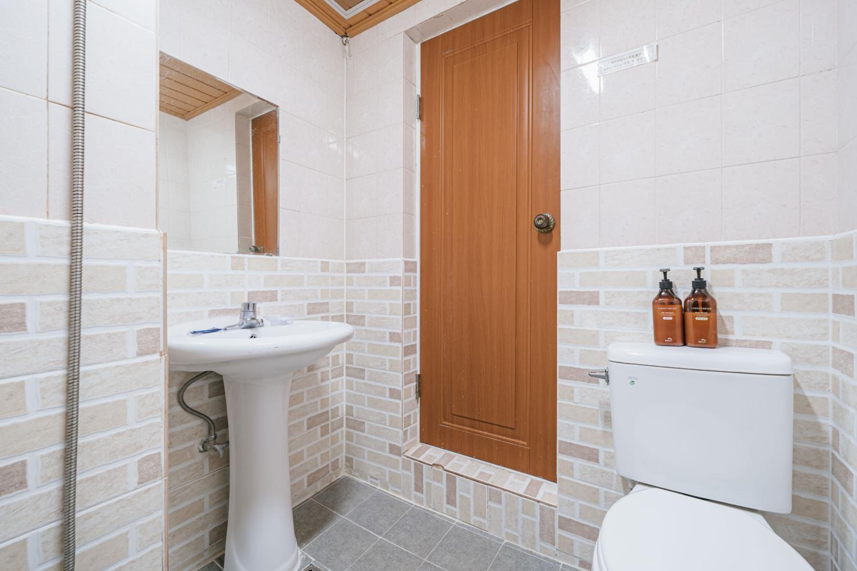 Standard Twin Room - Photo 8