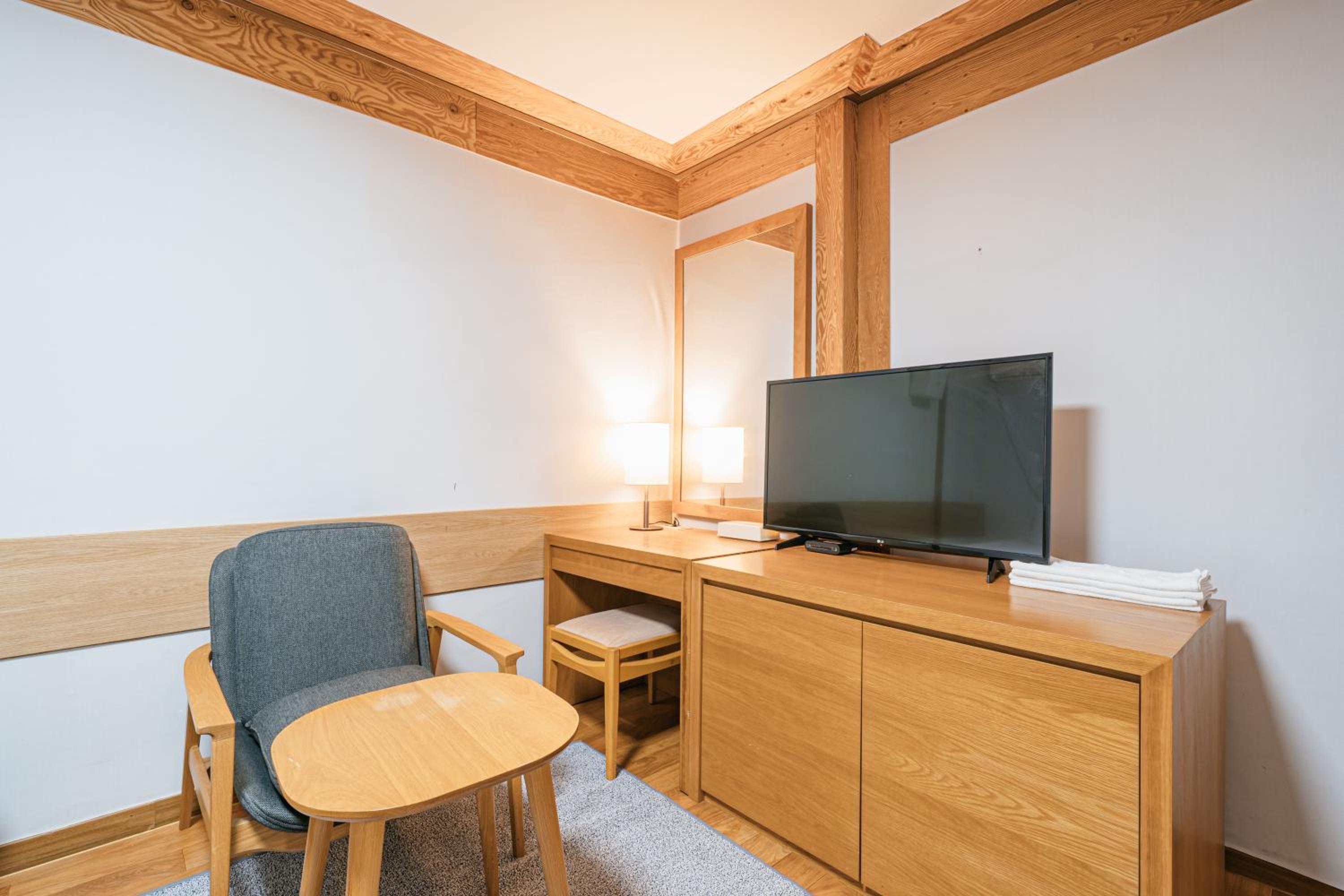 Standard Twin Room - Photo 9