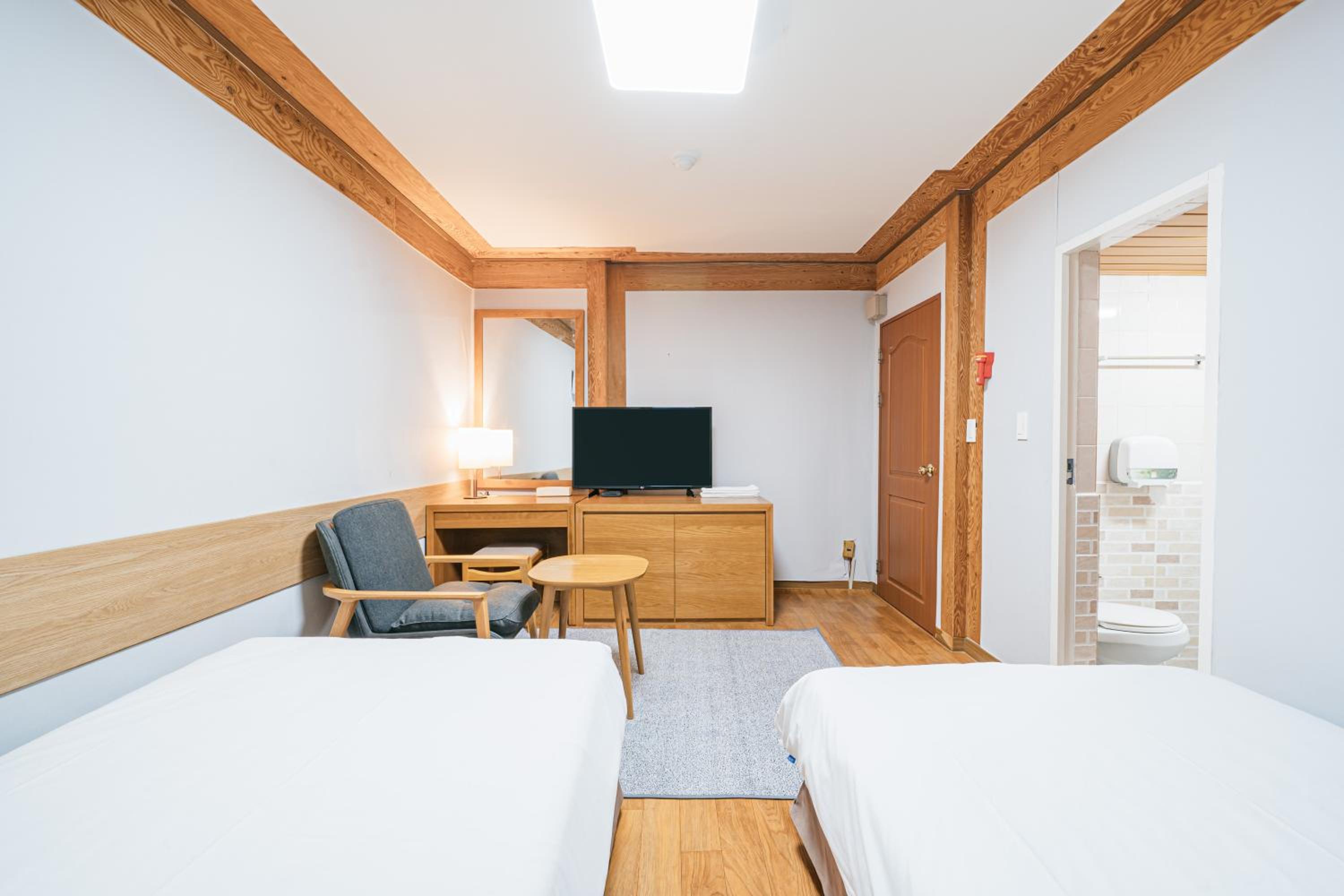 Standard Twin Room - Photo 1