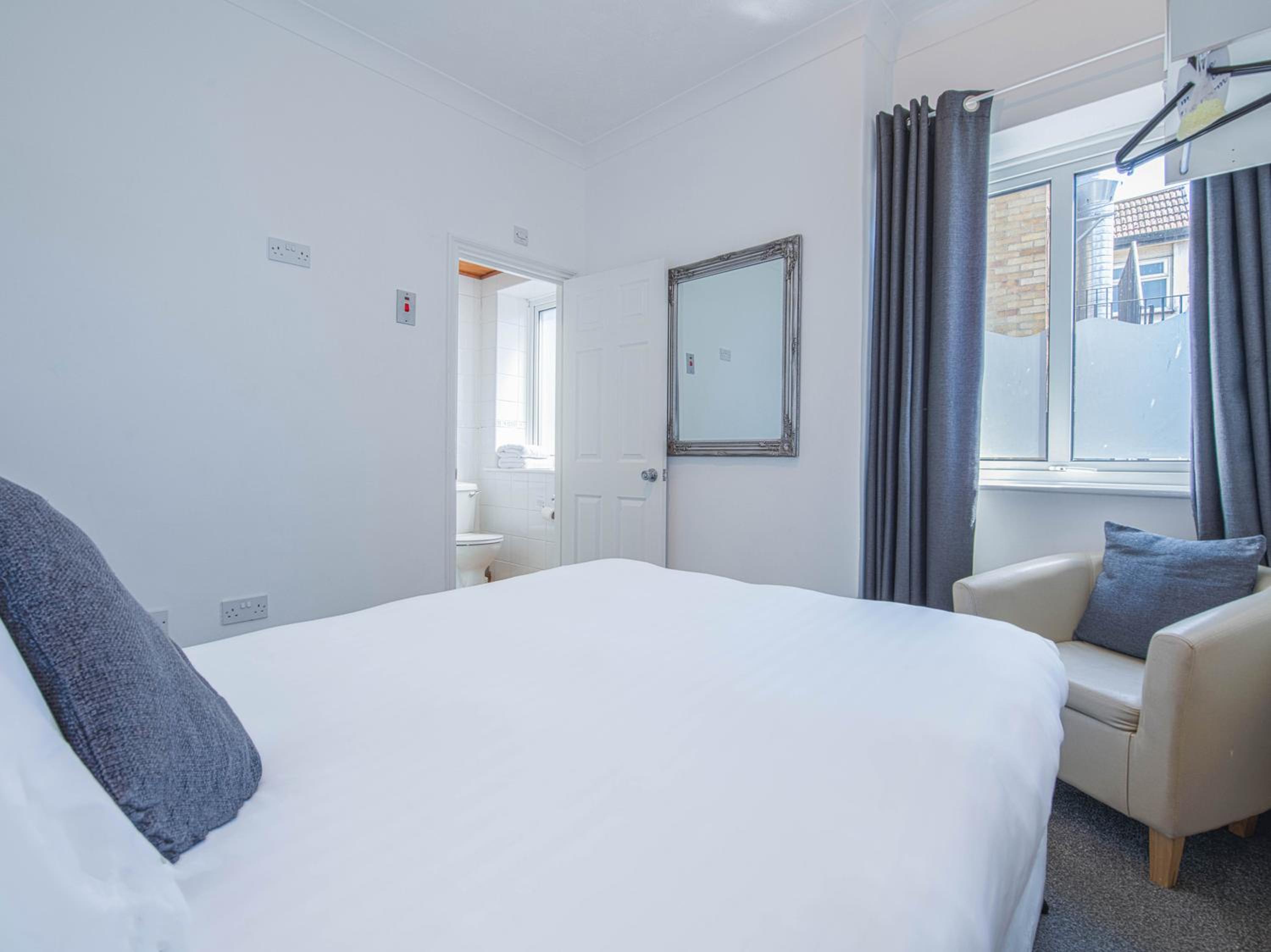 Standard Twin Room - Photo 4