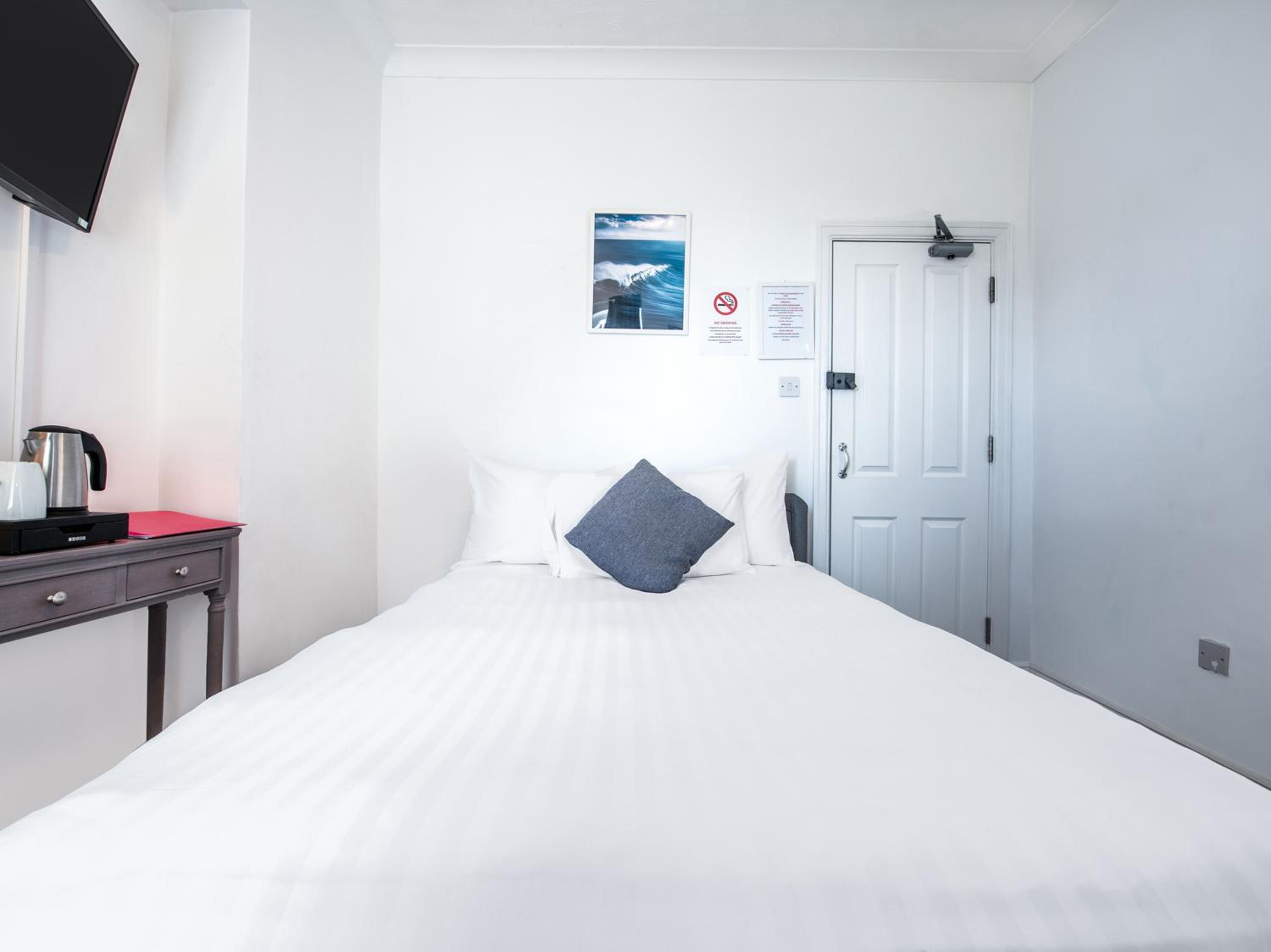 Standard Twin Room - Photo 3