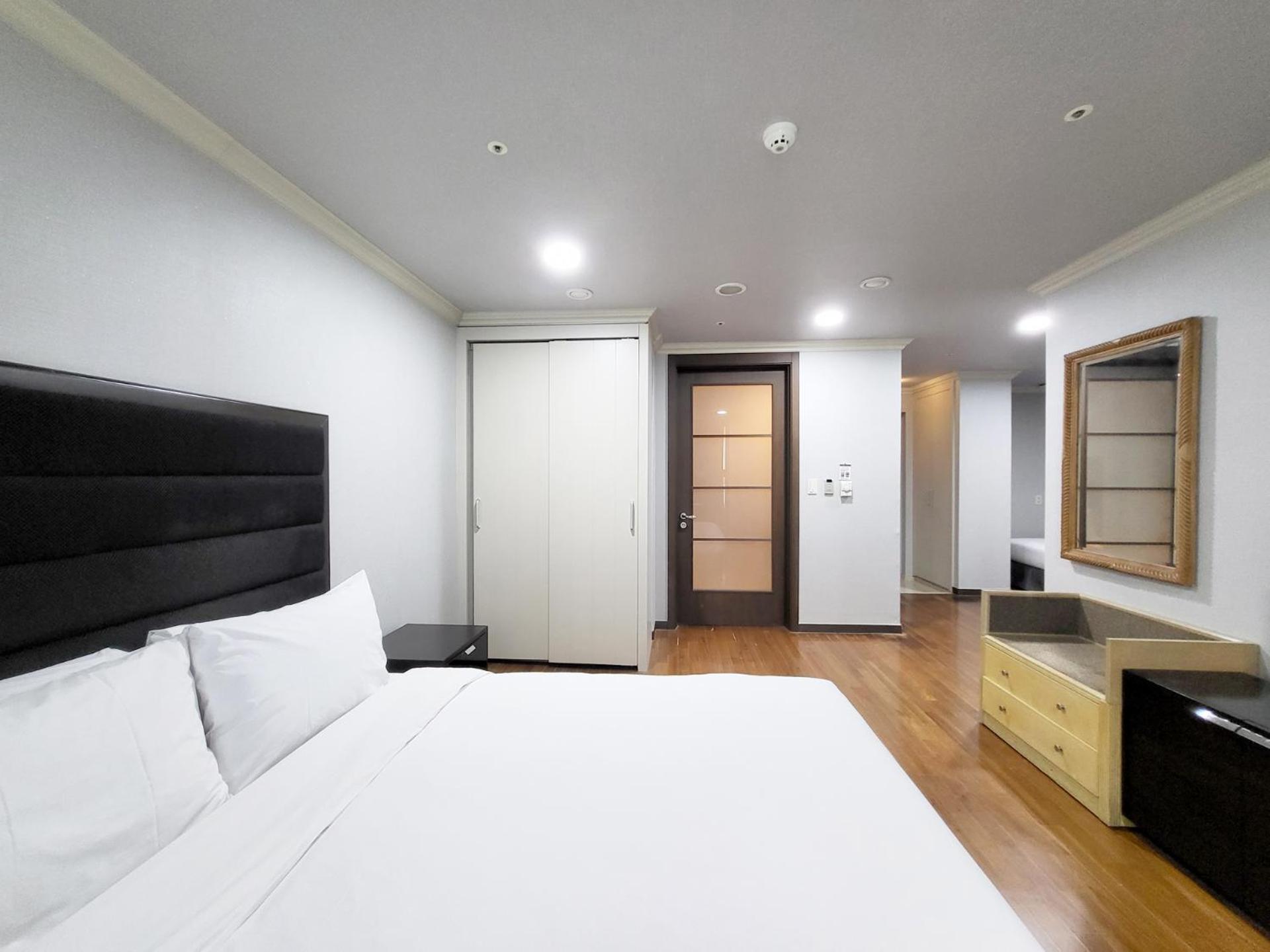 Premier Twin - Photo 1