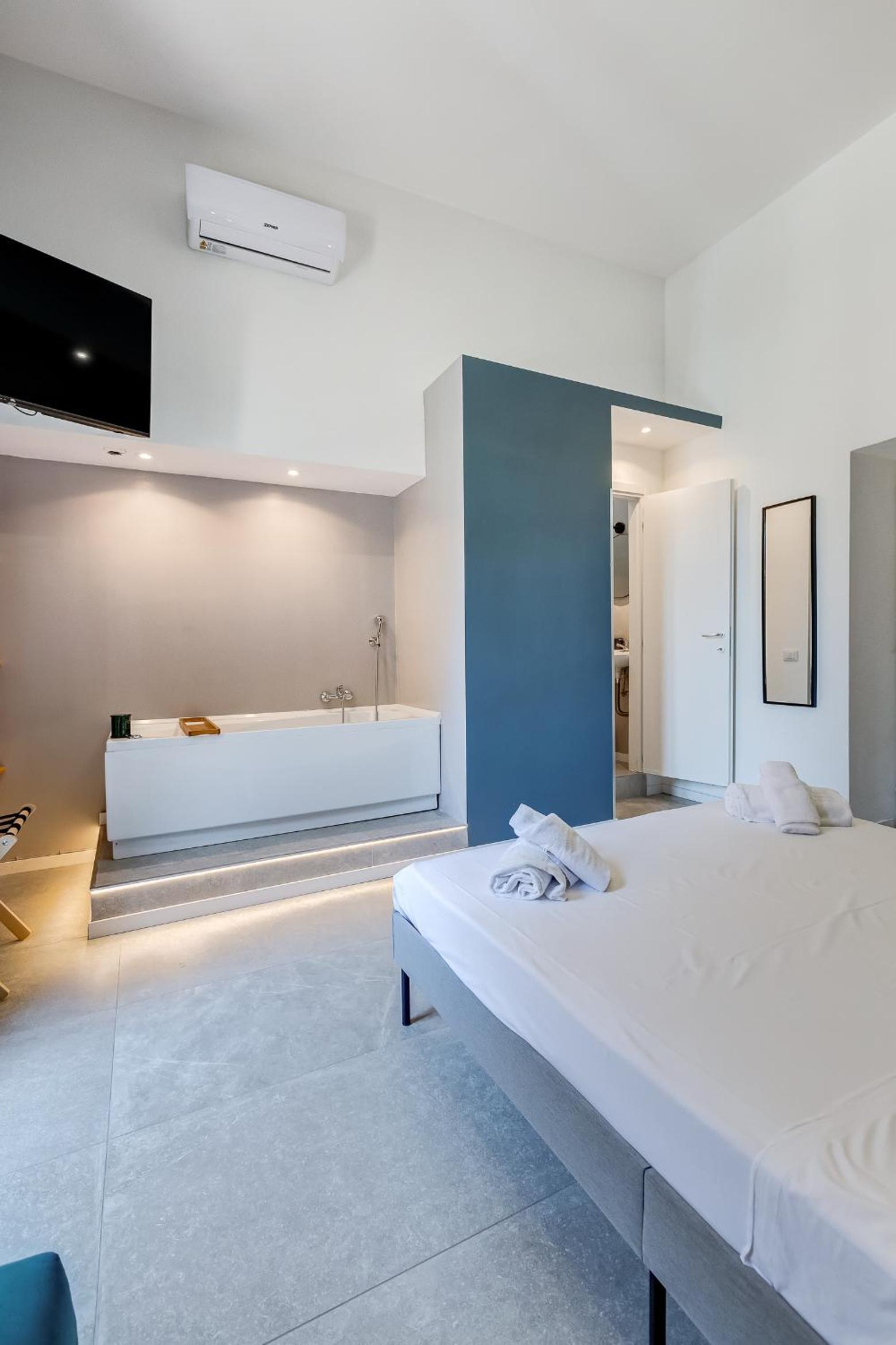 King Suite with Spa Bath photo 3