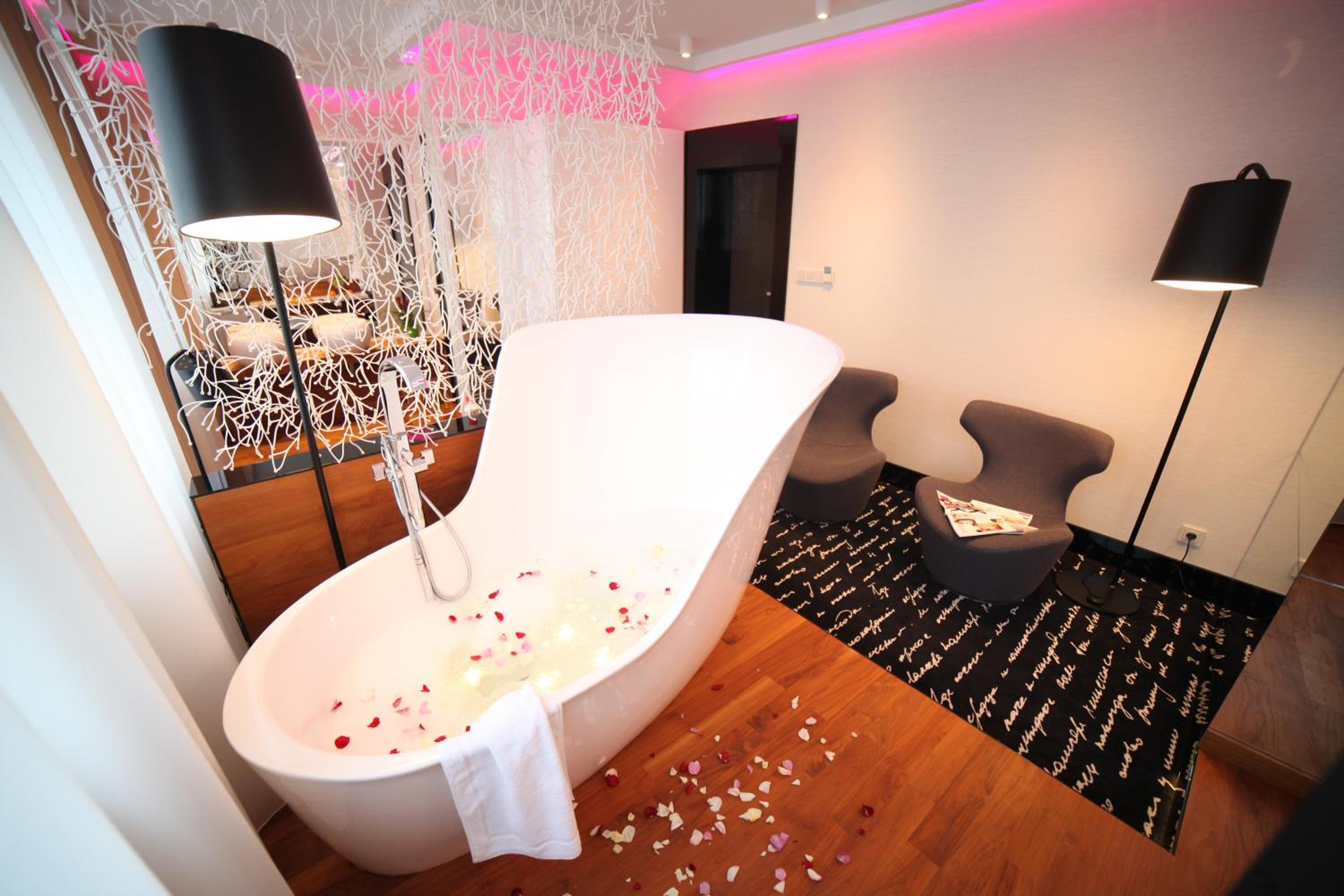 Deluxe Double Room with Bath - Photo 6