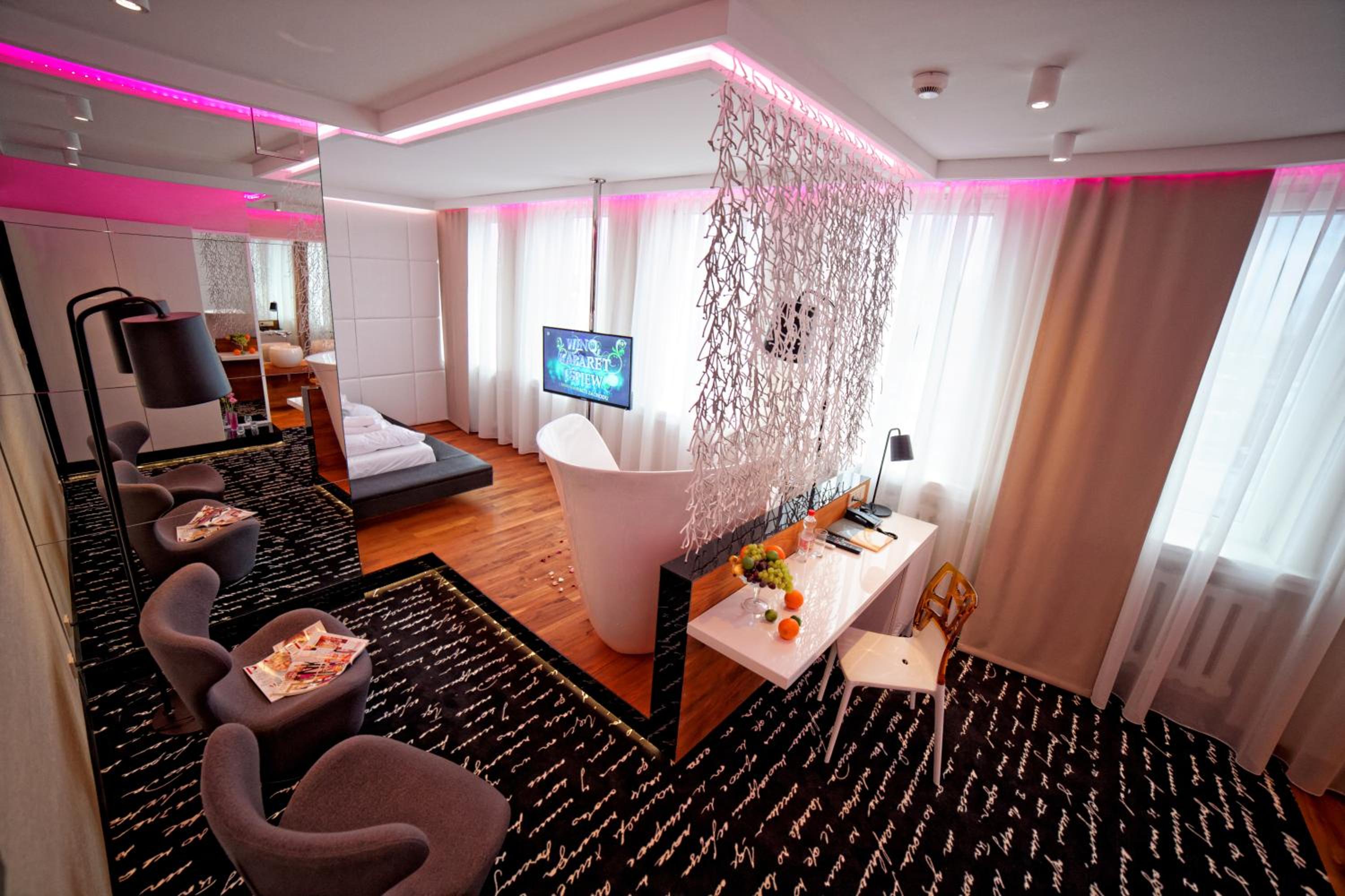 Deluxe Double Room with Bath - Photo 1