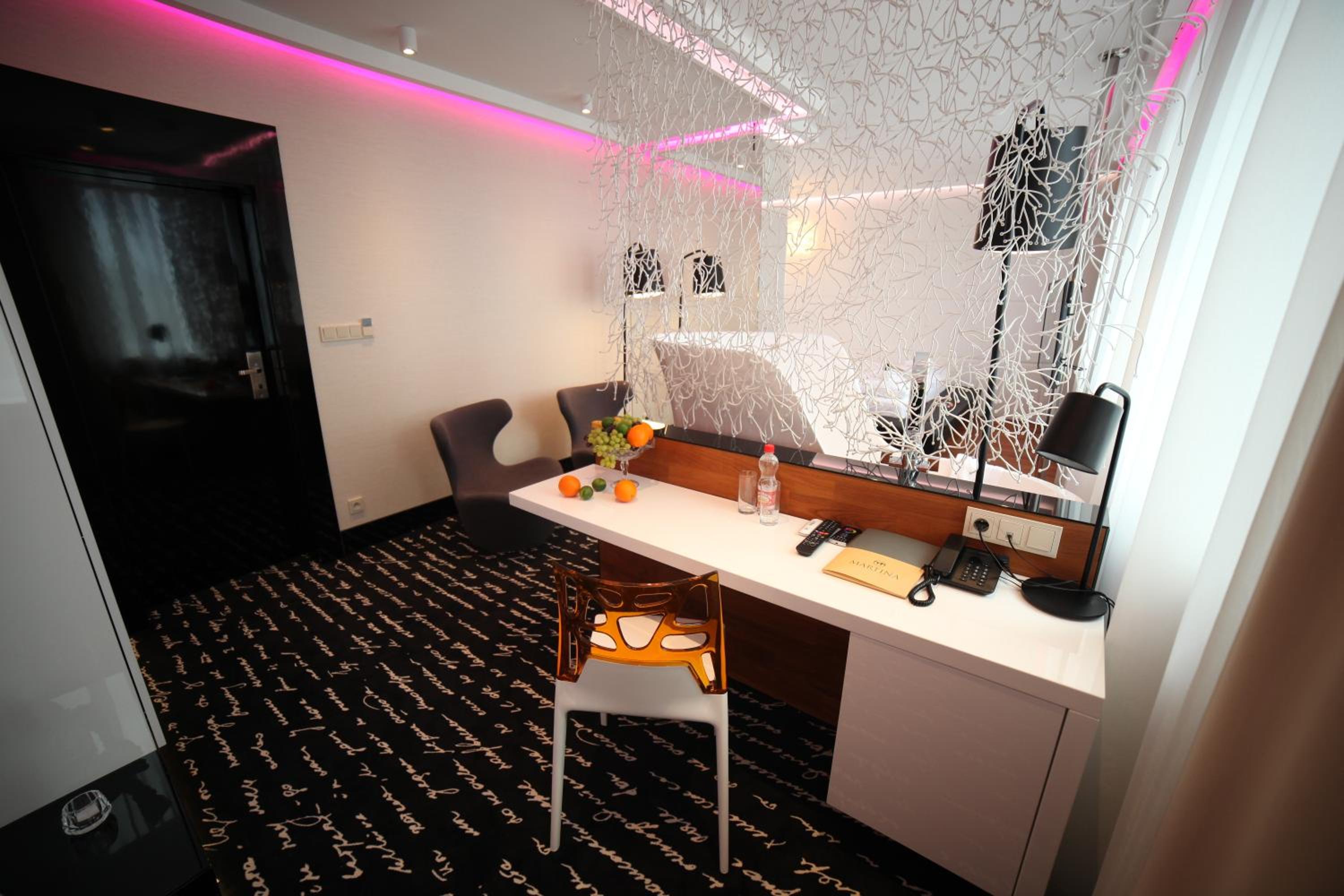 Deluxe Double Room with Bath - Photo 4