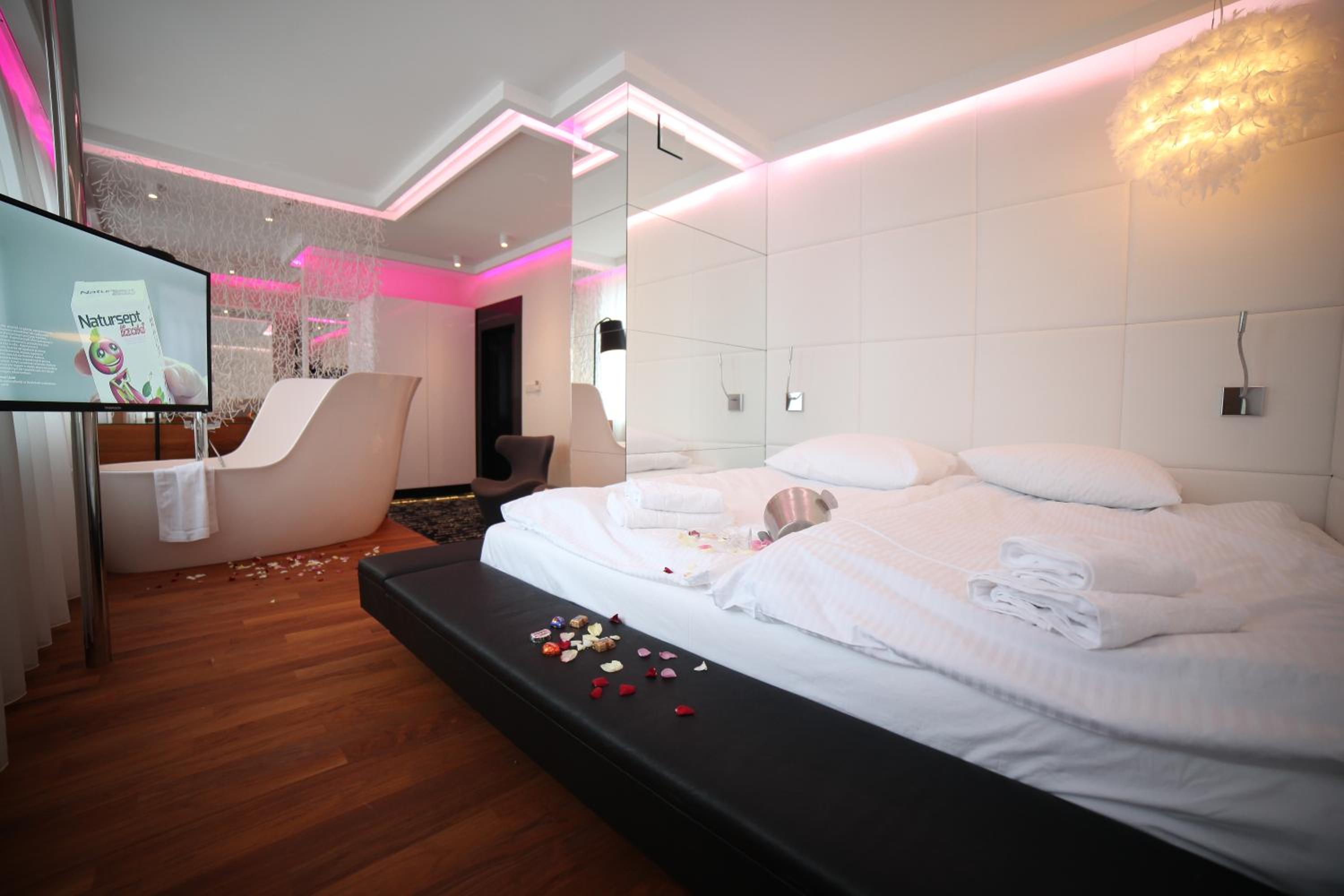 Deluxe Double Room with Bath - Photo 2