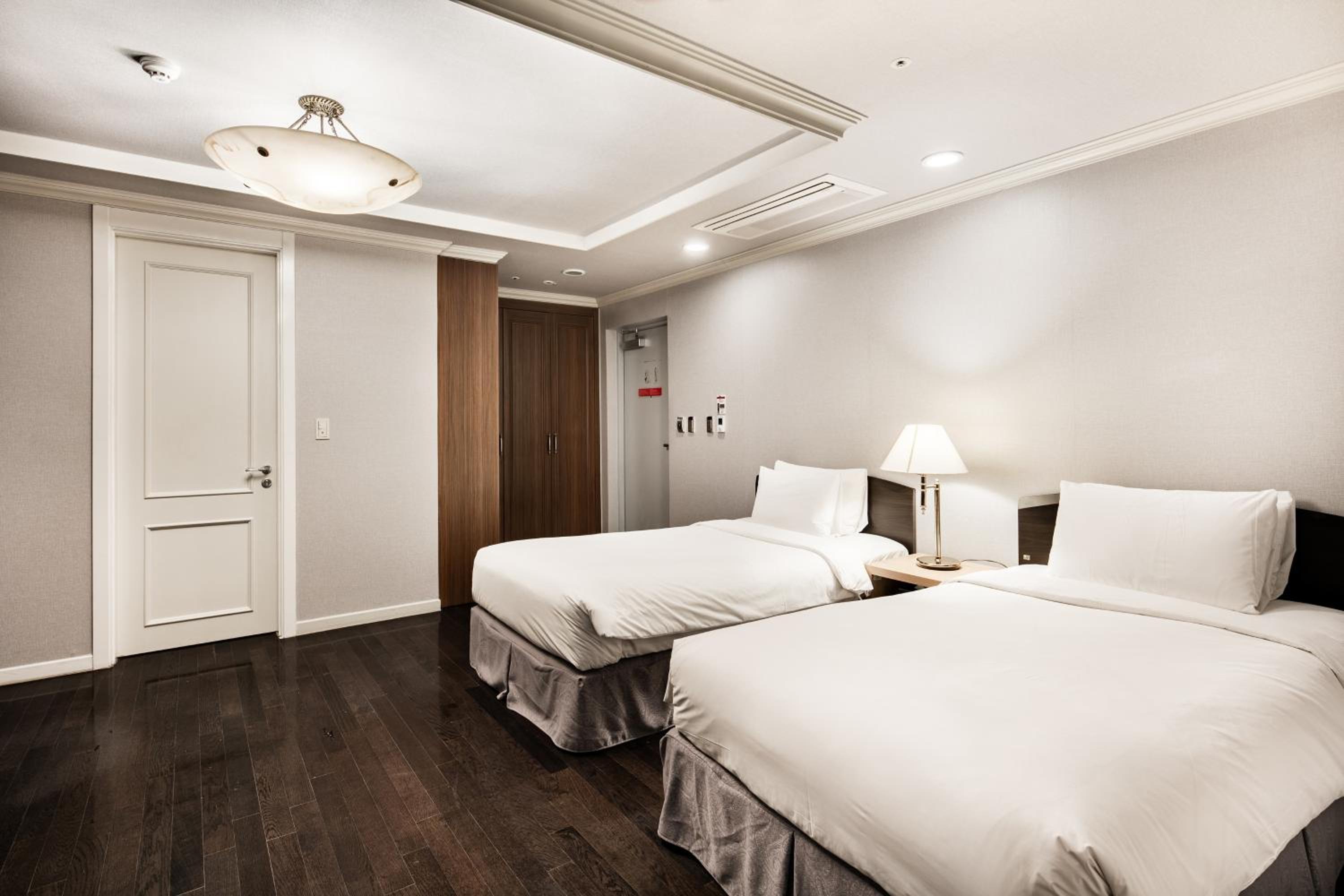 Atrium Suite Family - Photo 6