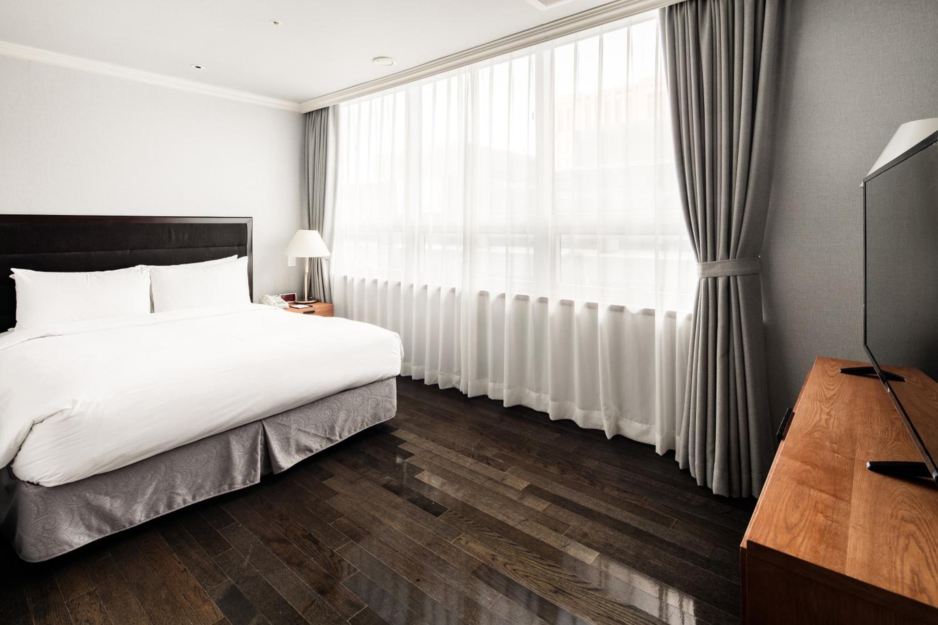 Atrium Suite Family - Photo 2