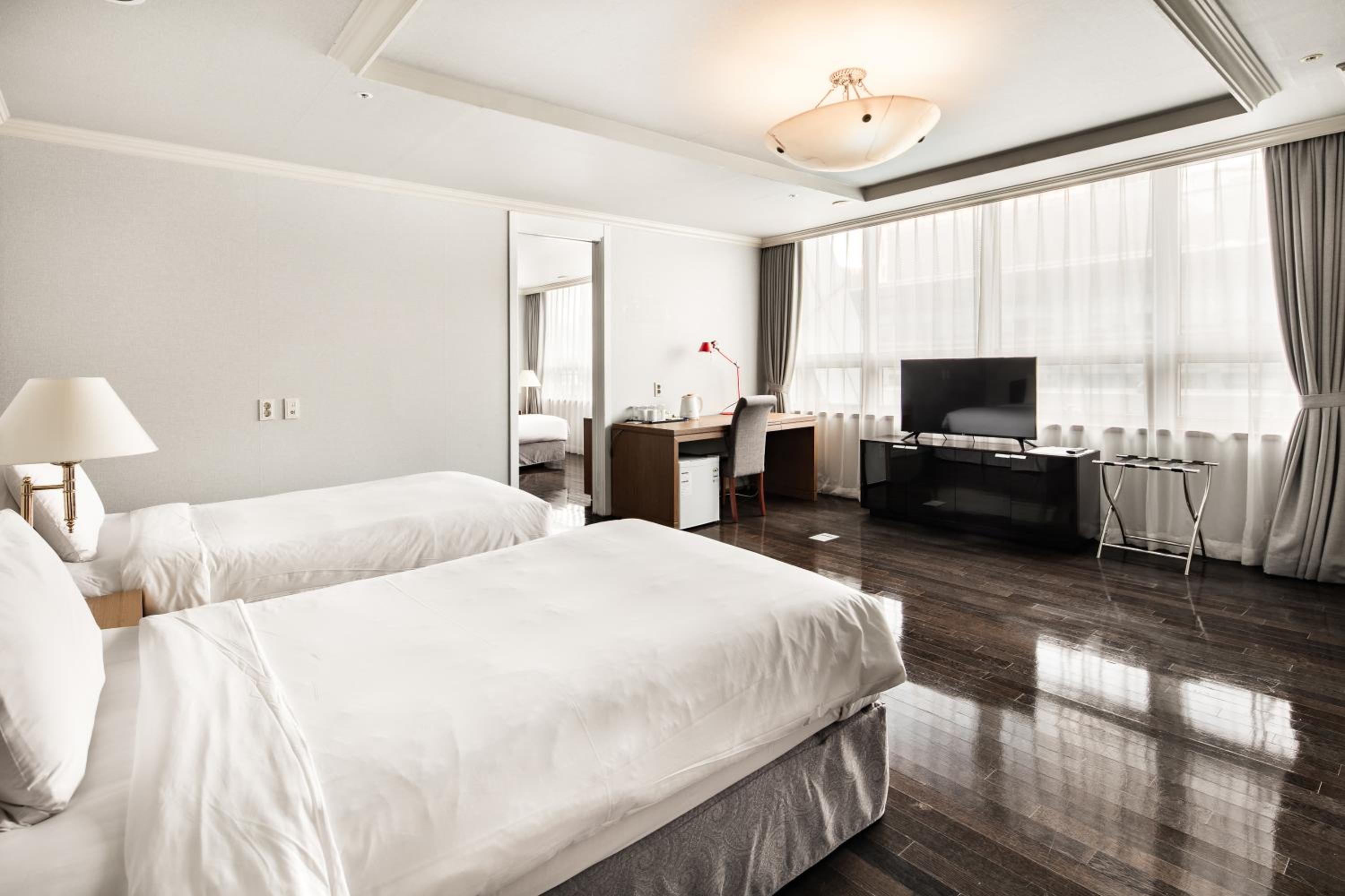 Atrium Suite Family - Photo 1