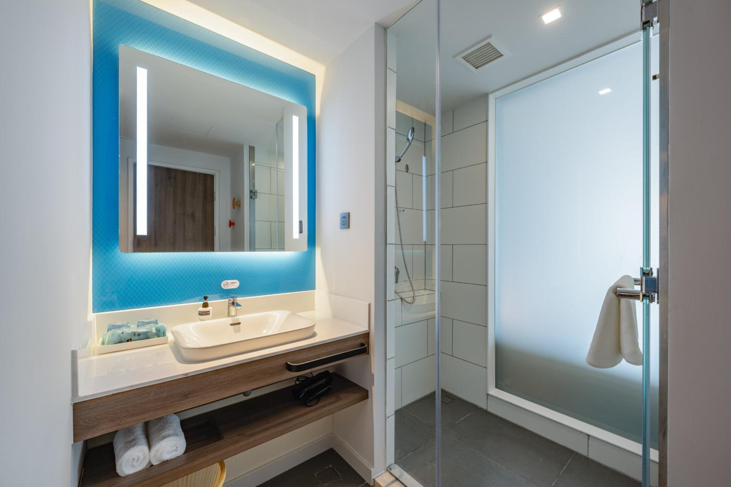 Standard King Room - Accessible - Photo 3