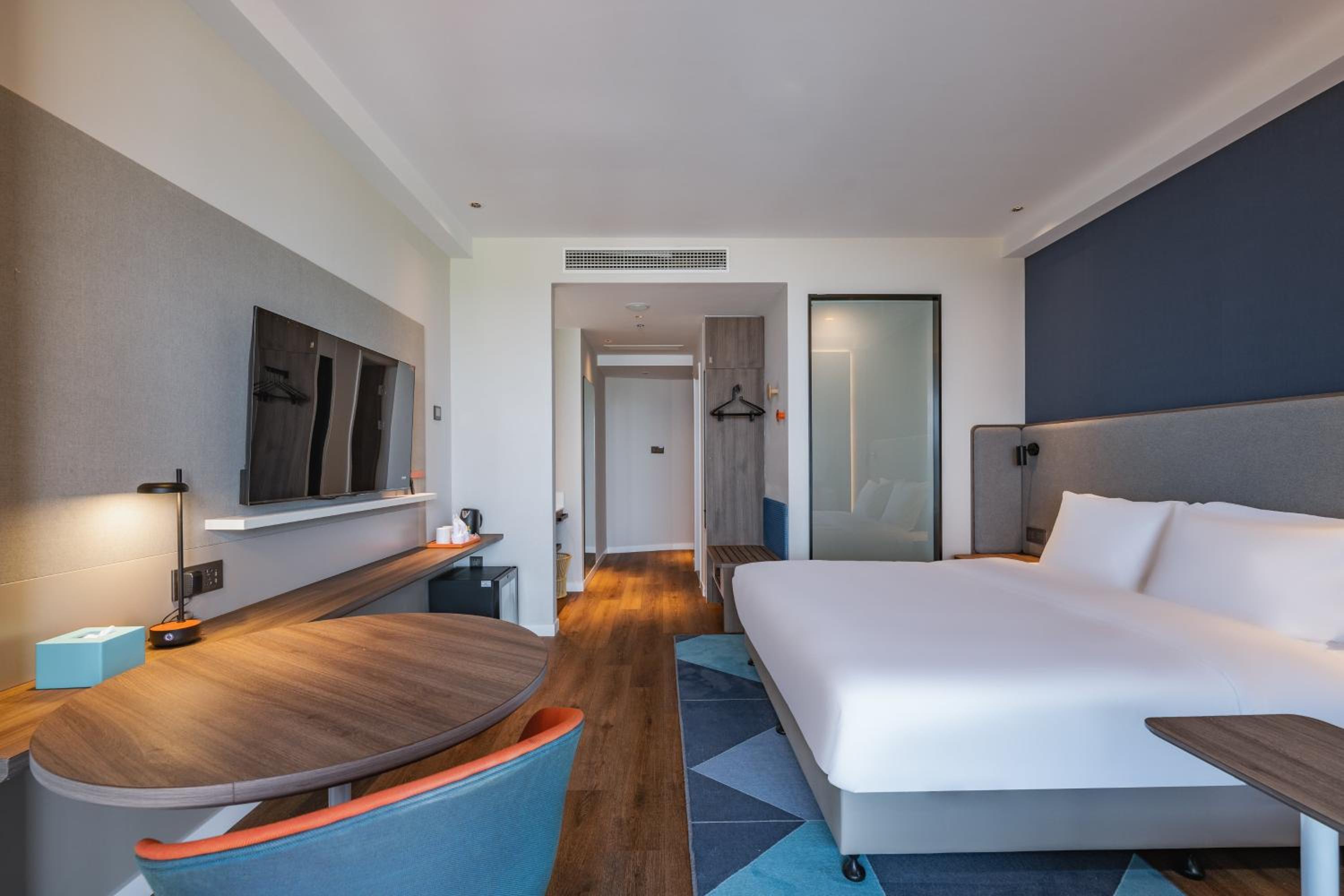 Standard King Room - Photo 5