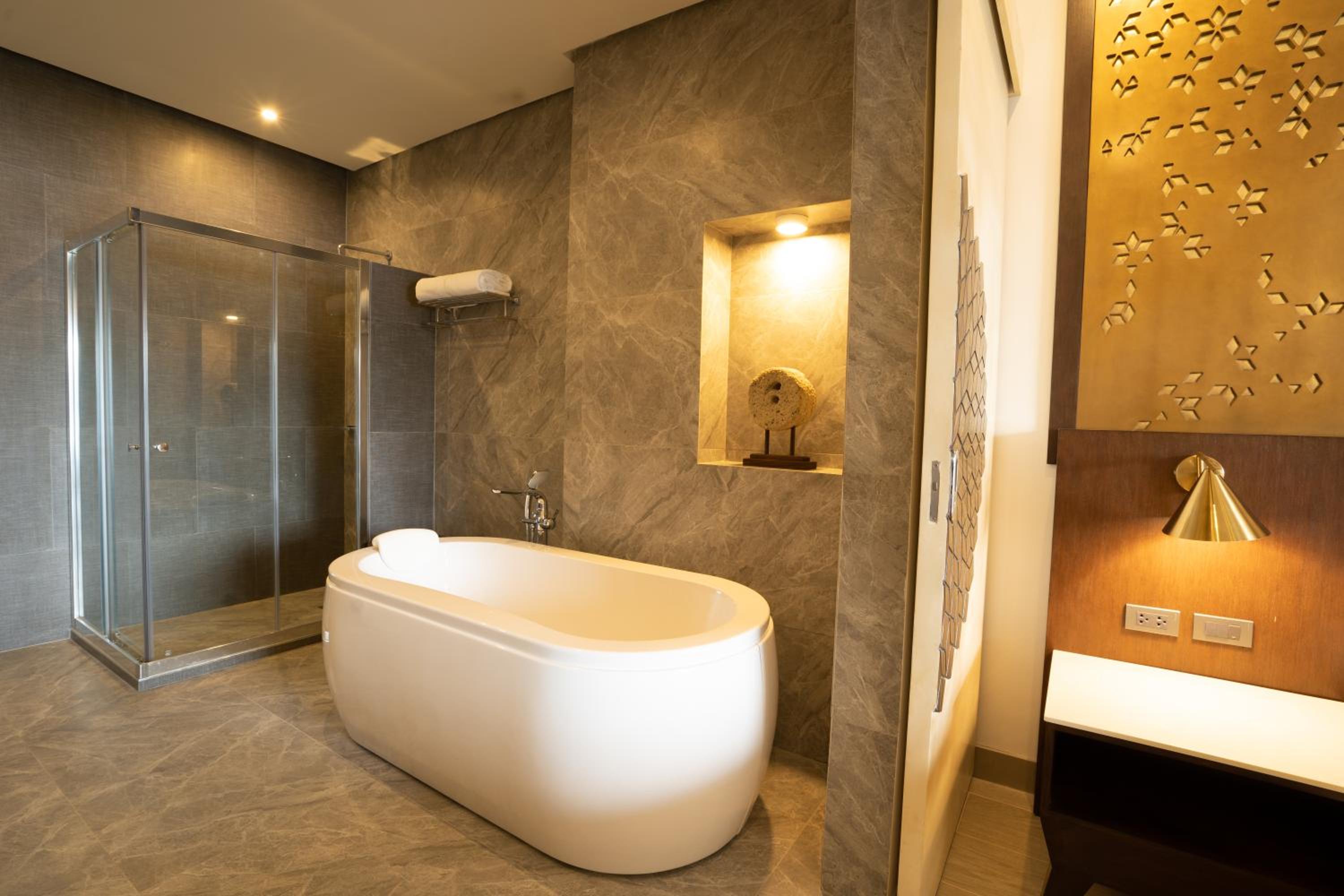 Premier King Room - Photo 16