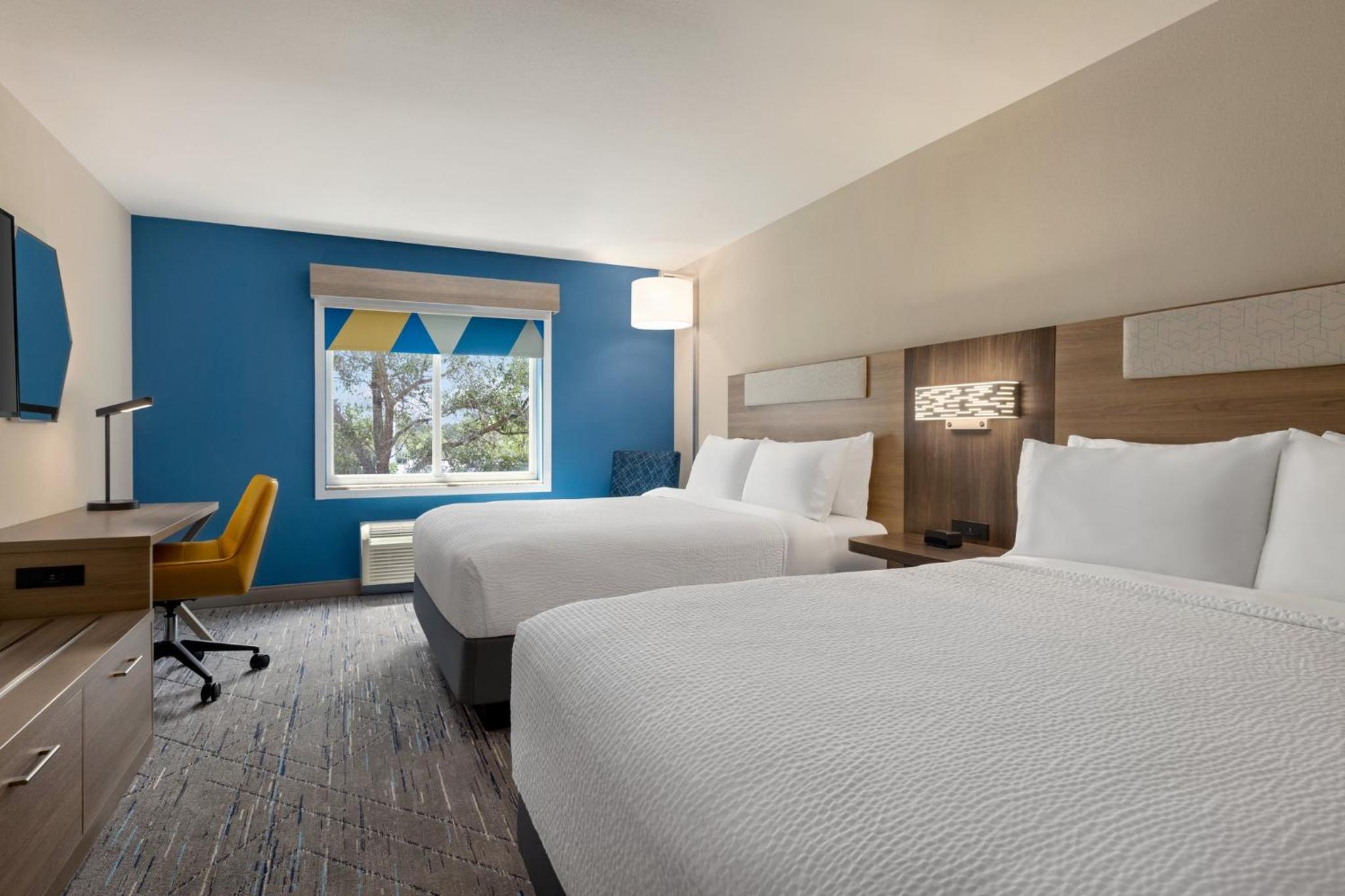 Standard Room with Two Queen Beds - Photo 7