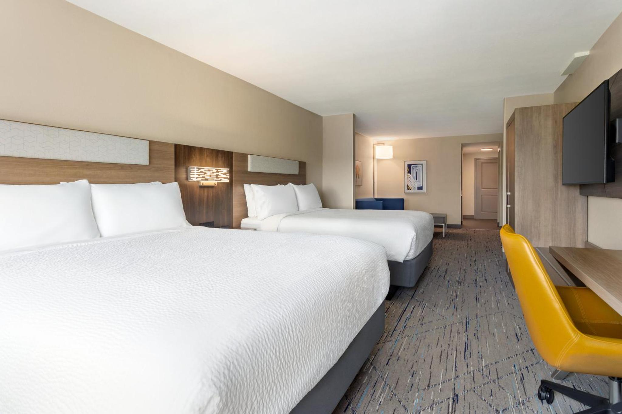 Queen Suite with Two Queen Beds and Sofa Bed - Photo 2