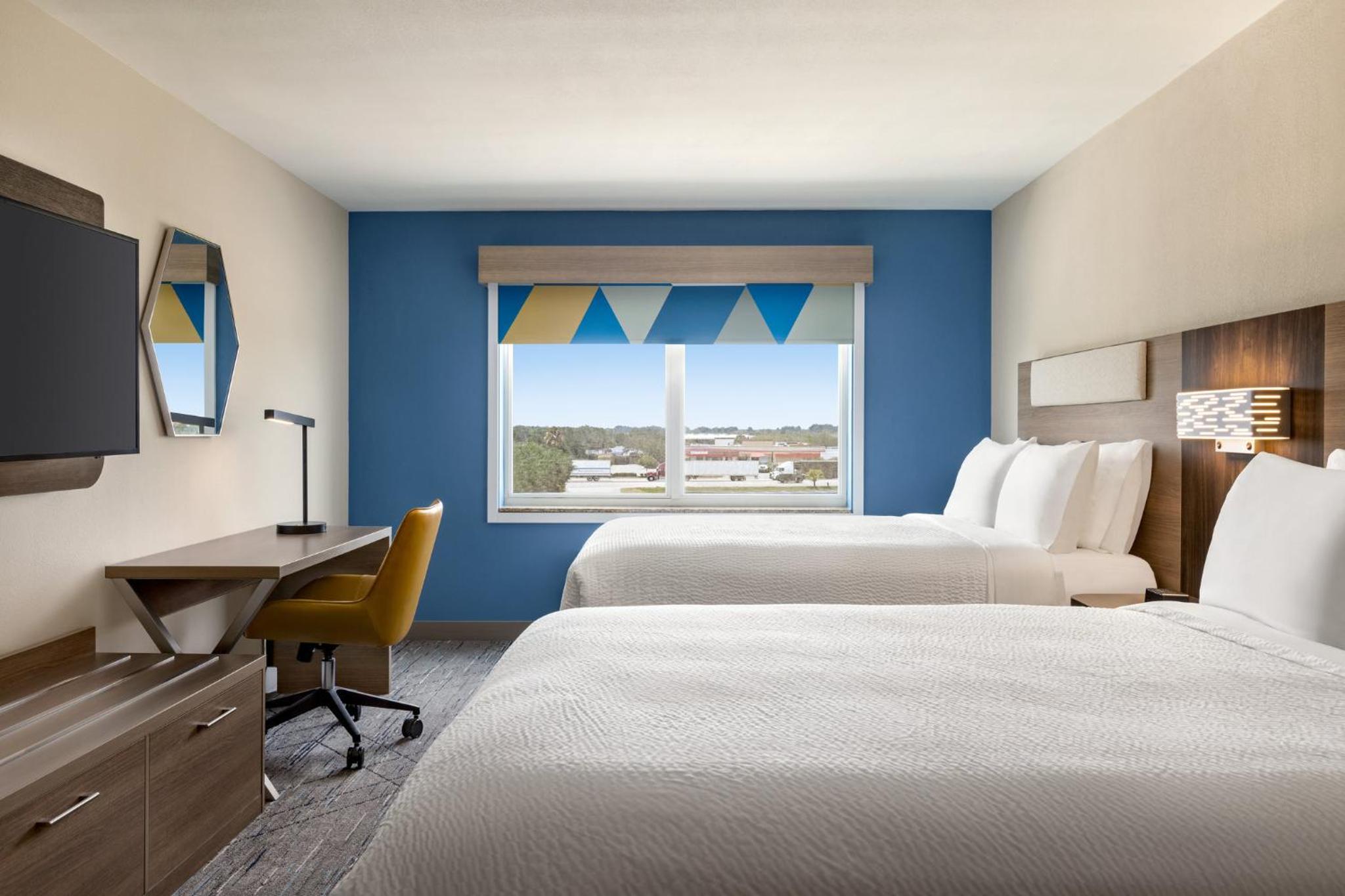 Standard Room with Two Queen Beds - Photo 5
