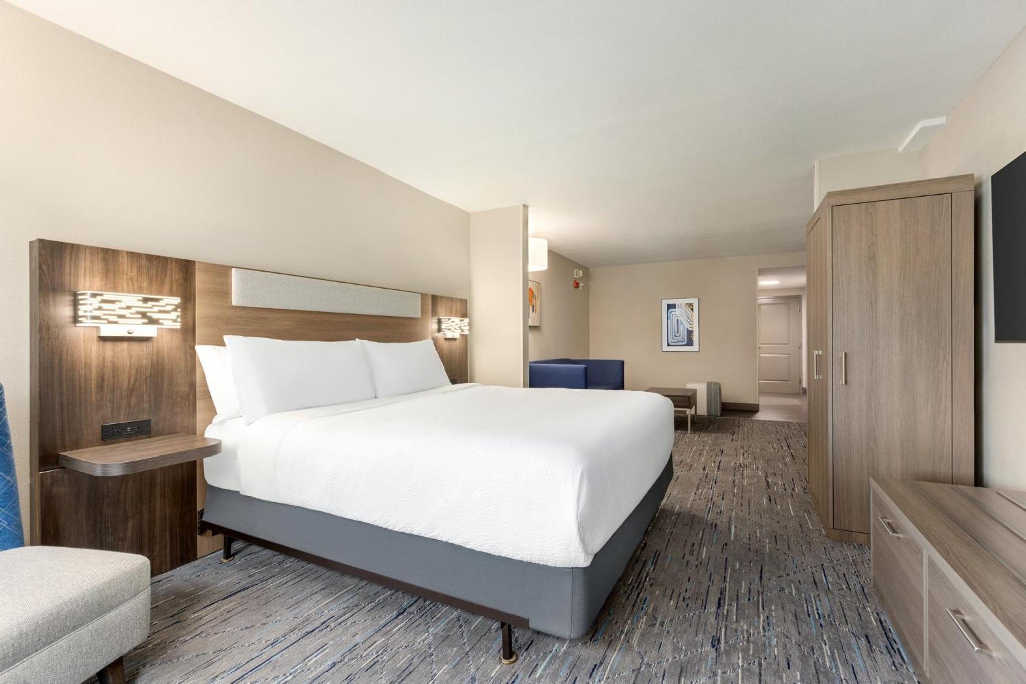 King Suite with Sofa Bed - Photo 3