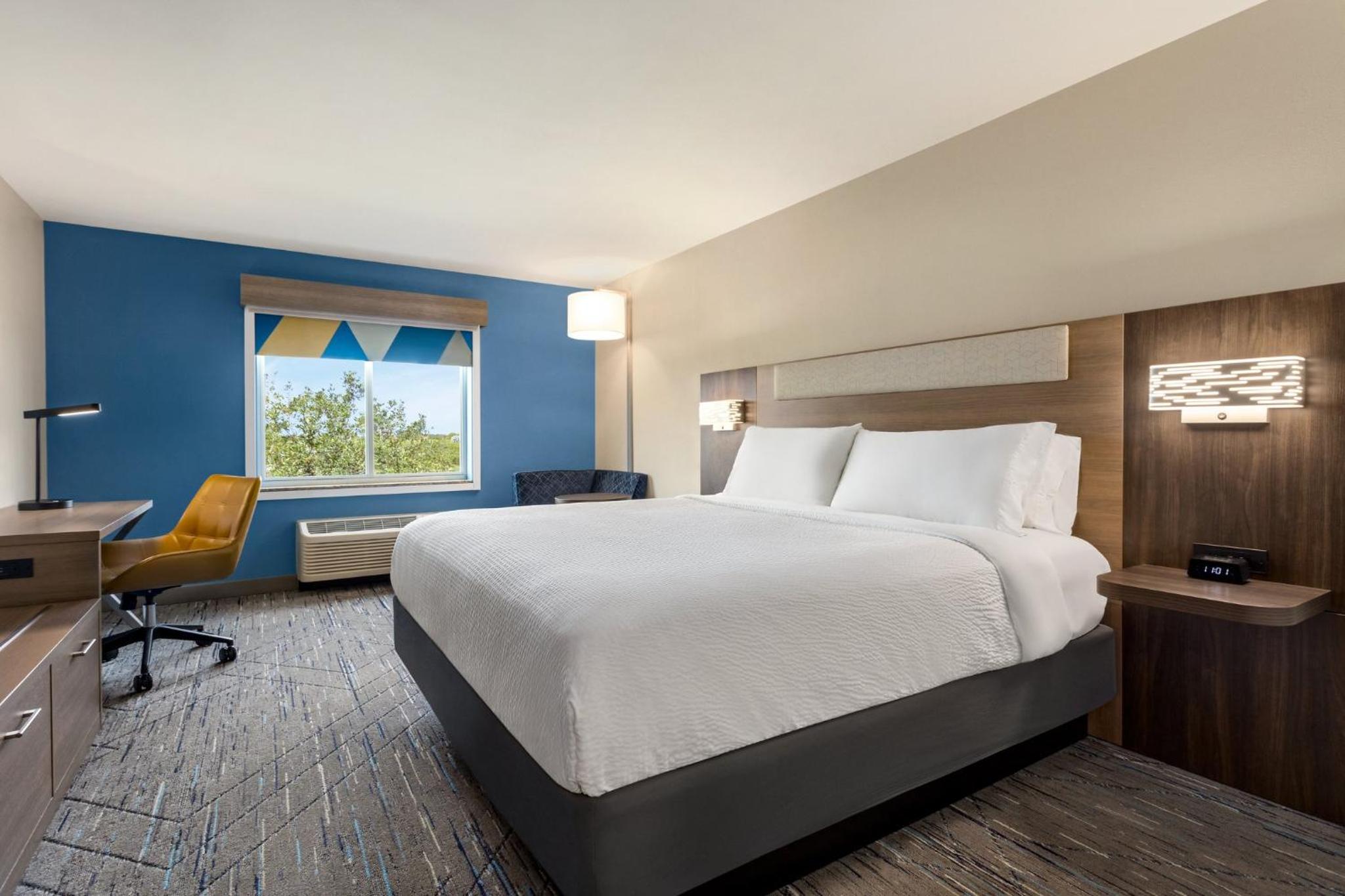 Standard King Room - Photo 5