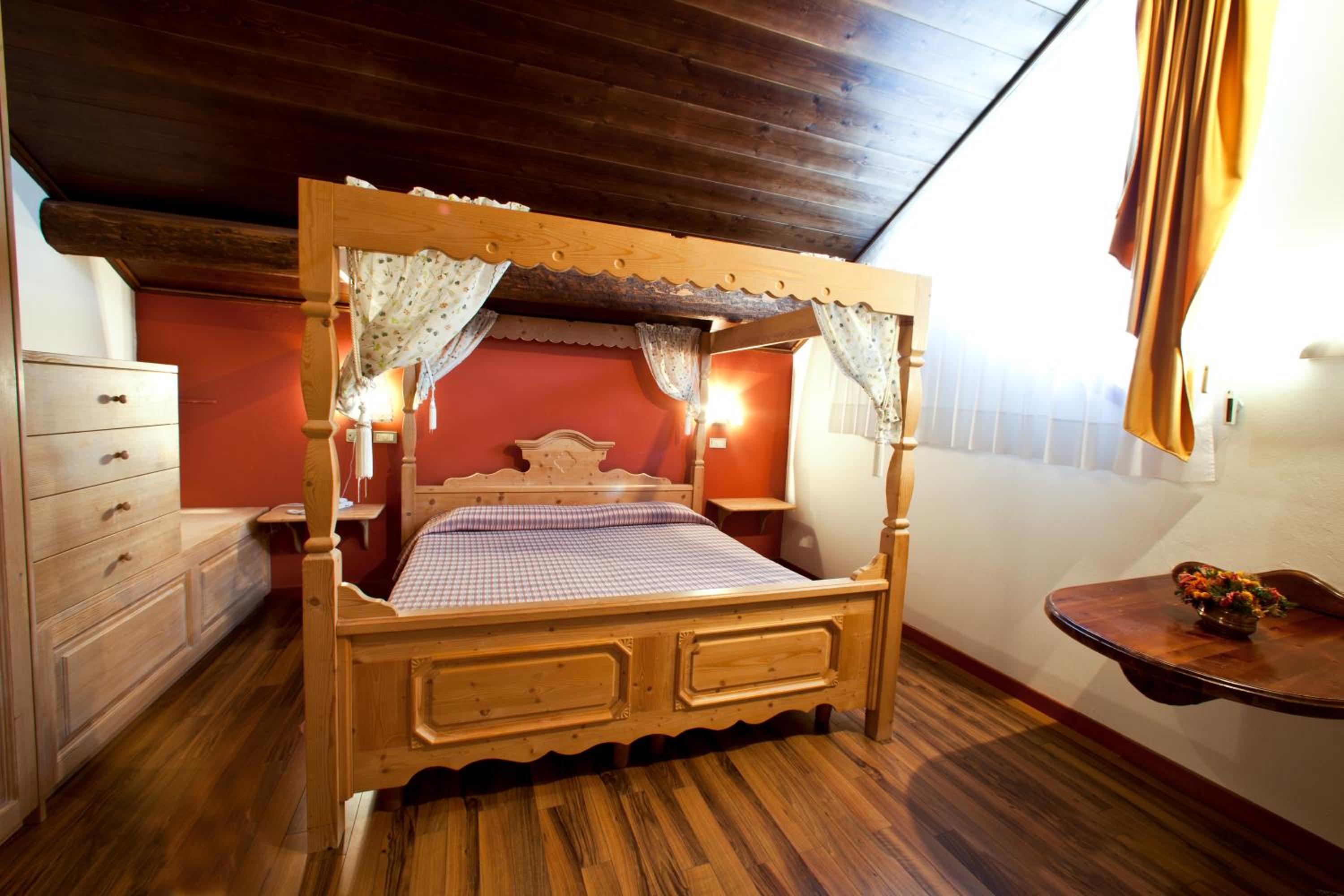 Deluxe Double Room with Bath - Photo 4
