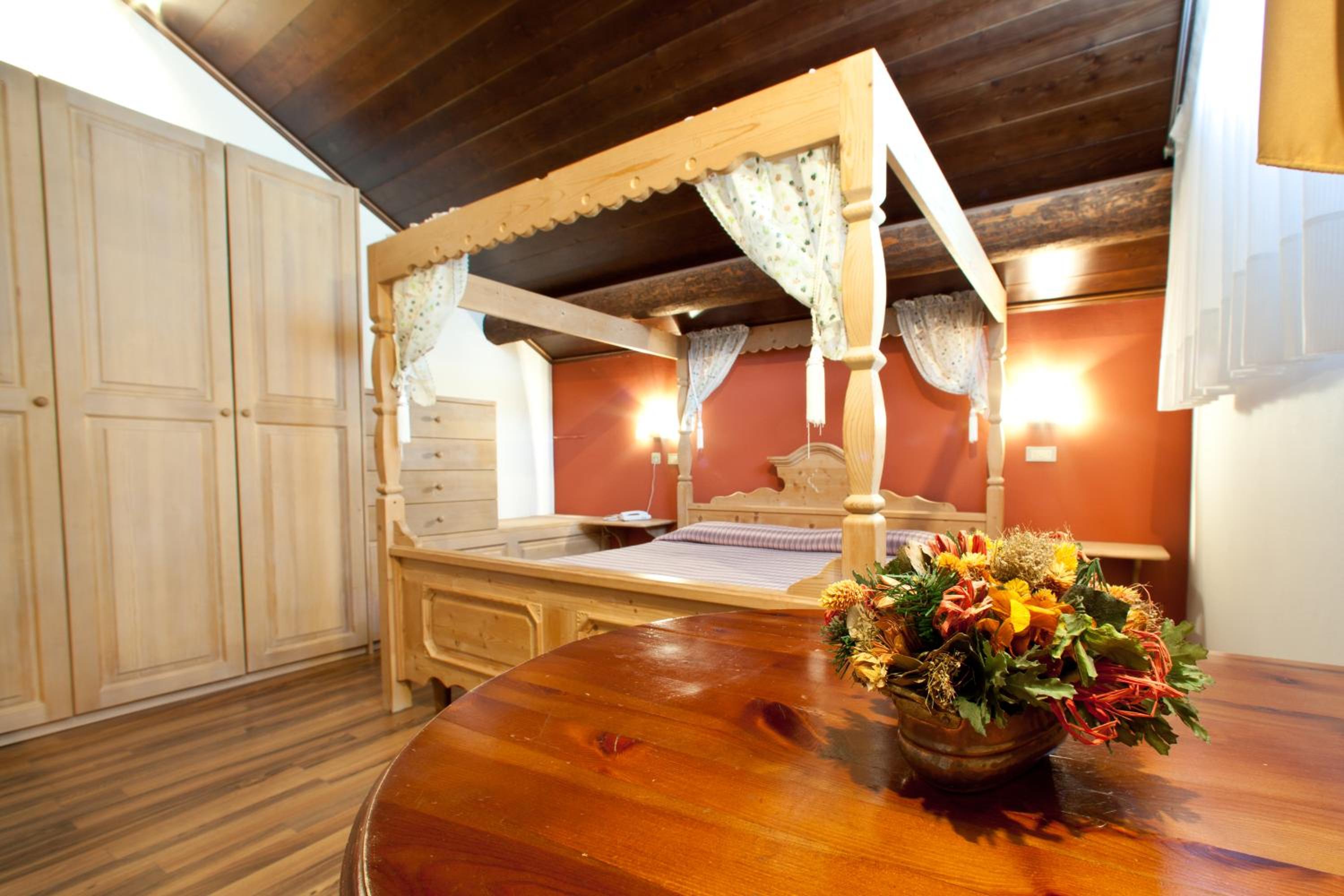 Deluxe Double Room with Bath - Photo 5