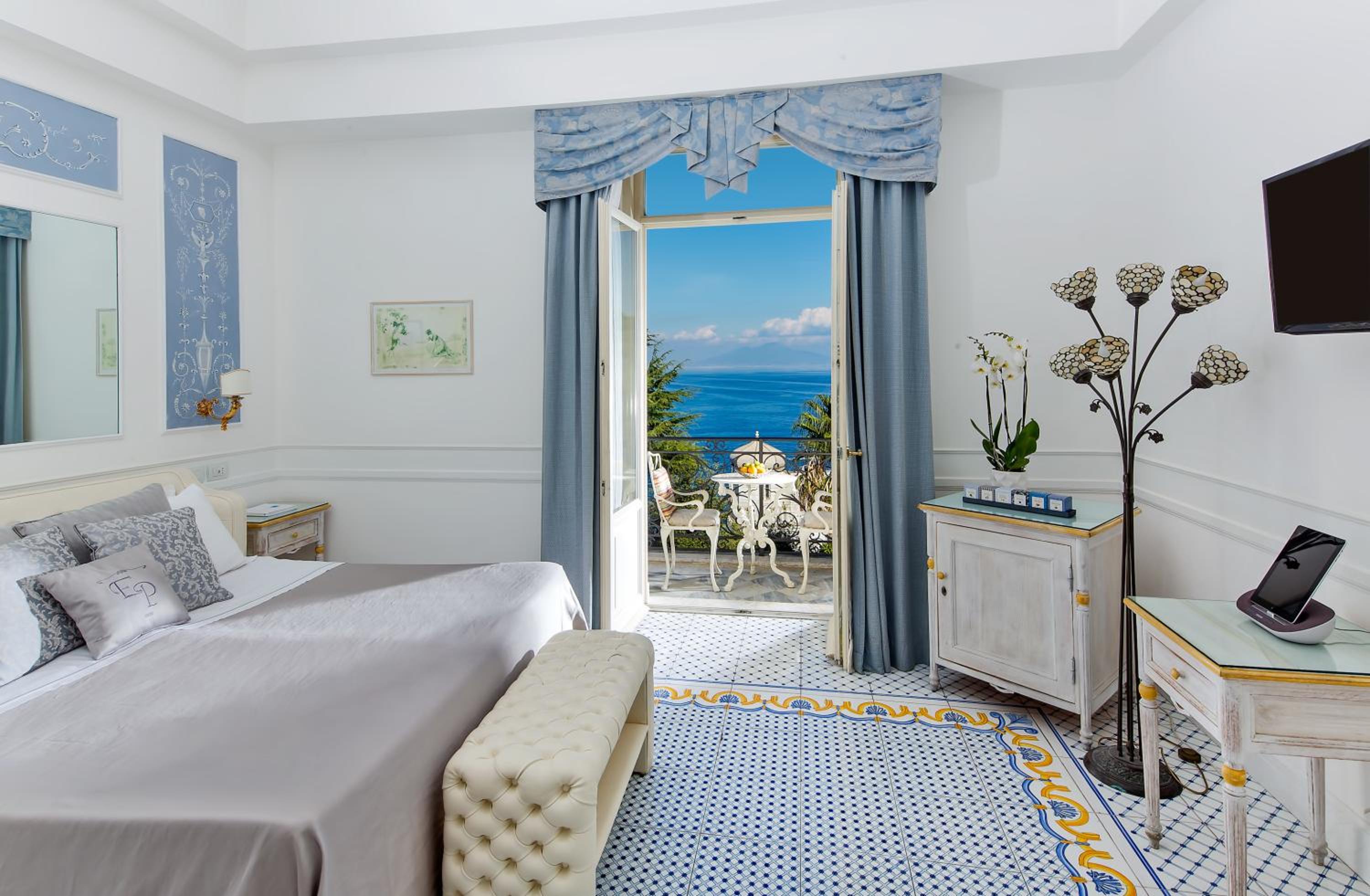 Deluxe Double Room with Sea View - Photo 4