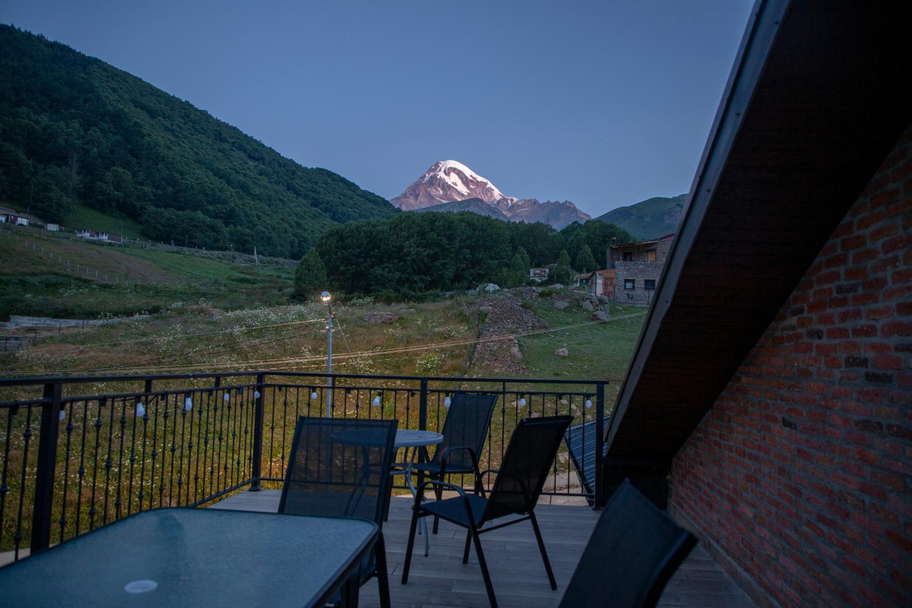 Standard Twin Room with Mountain View