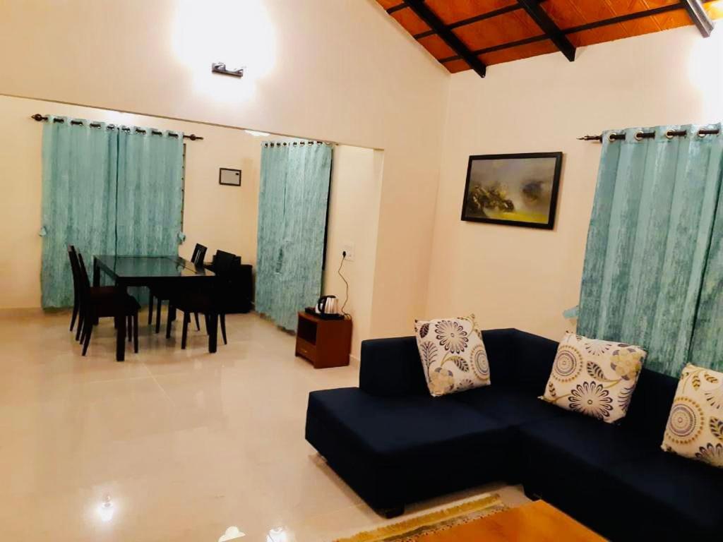 Family Room with Mountain View - Photo 1