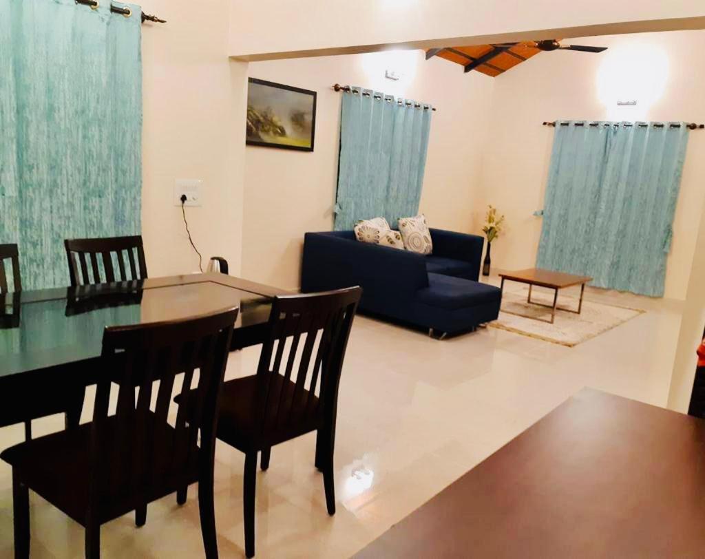 Family Room with Mountain View - Photo 8