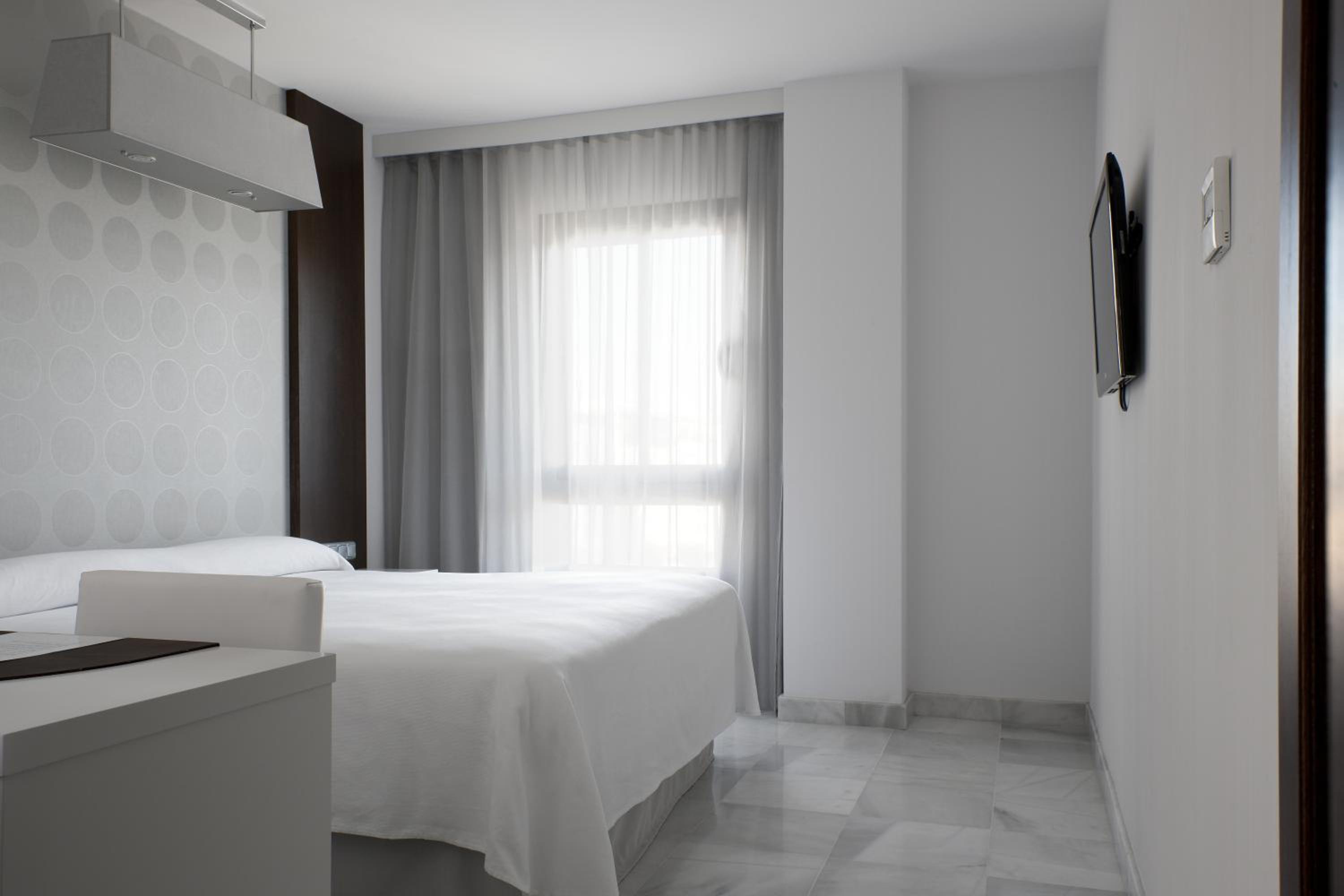 Standard Twin Room - Photo 1