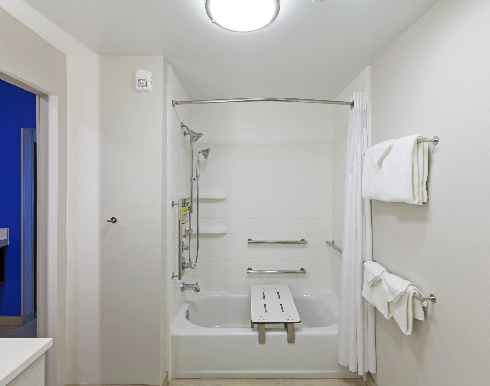 Double Suite - Mobility Access Tub/Non-Smoking photo 2