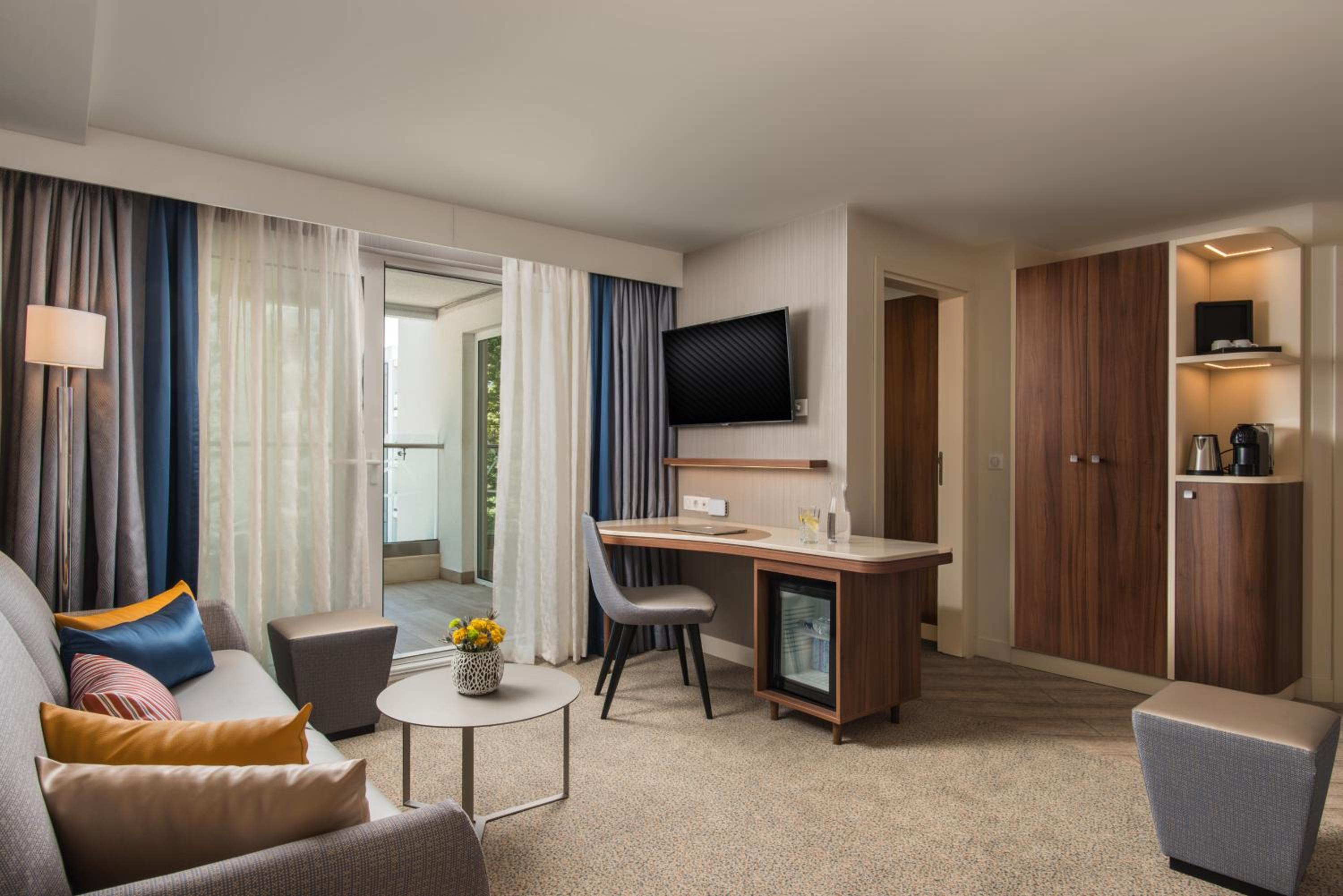 Deluxe Apartment with Park View photo 2