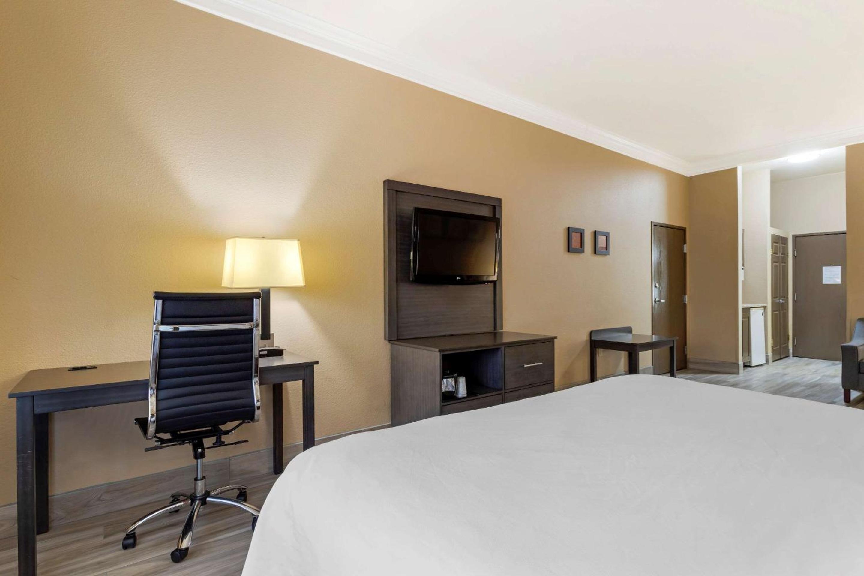King Suite - Non-Smoking - Photo 7