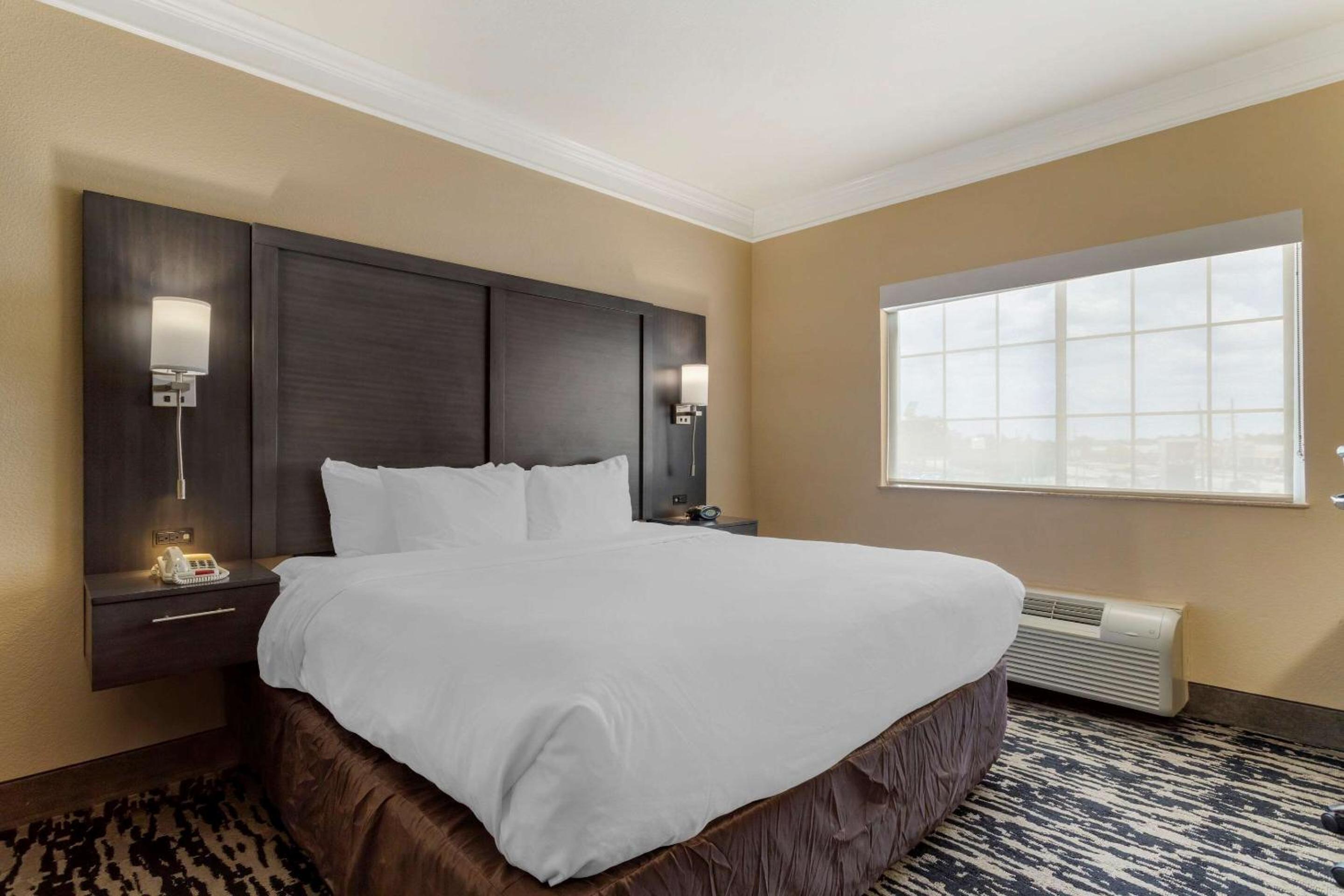 King Suite - Non-Smoking - Photo 1