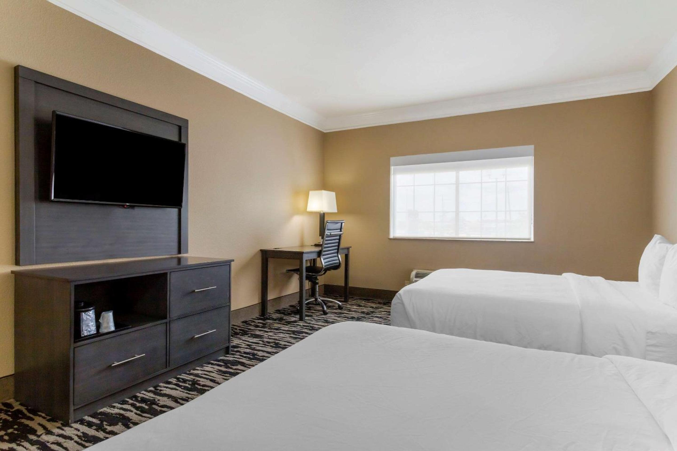 Queen Suite with Two Queen Beds - Accessible/Non-Smoking - Photo 3