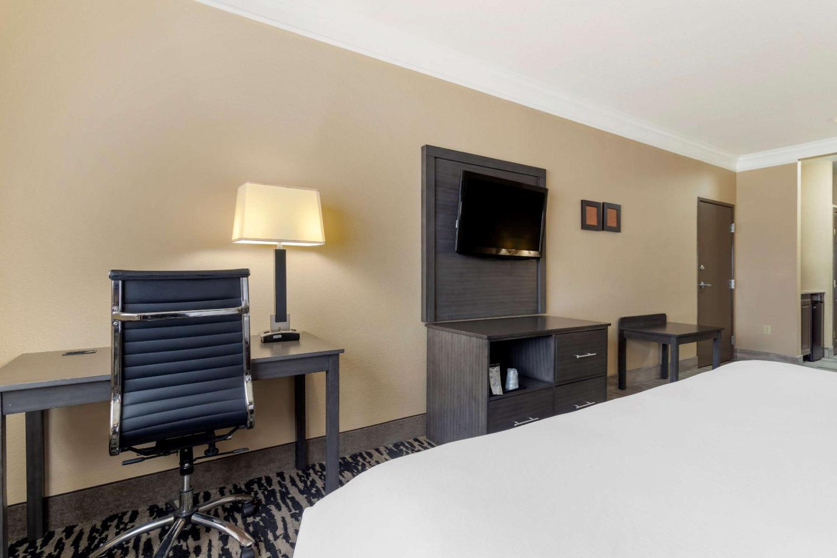 King Suite - Non-Smoking - Photo 2