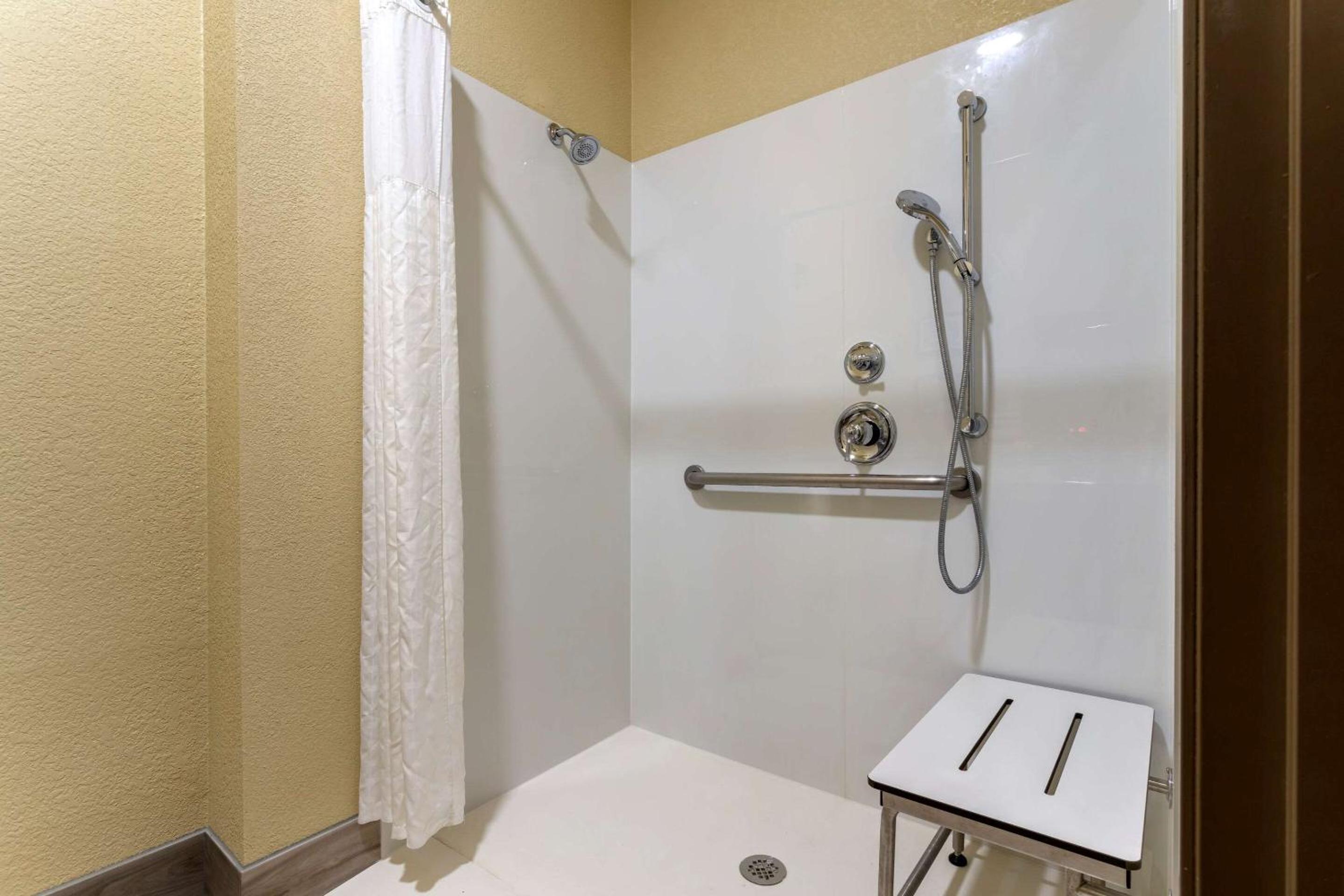 King Suite - Accessible/Non-Smoking - Photo 2