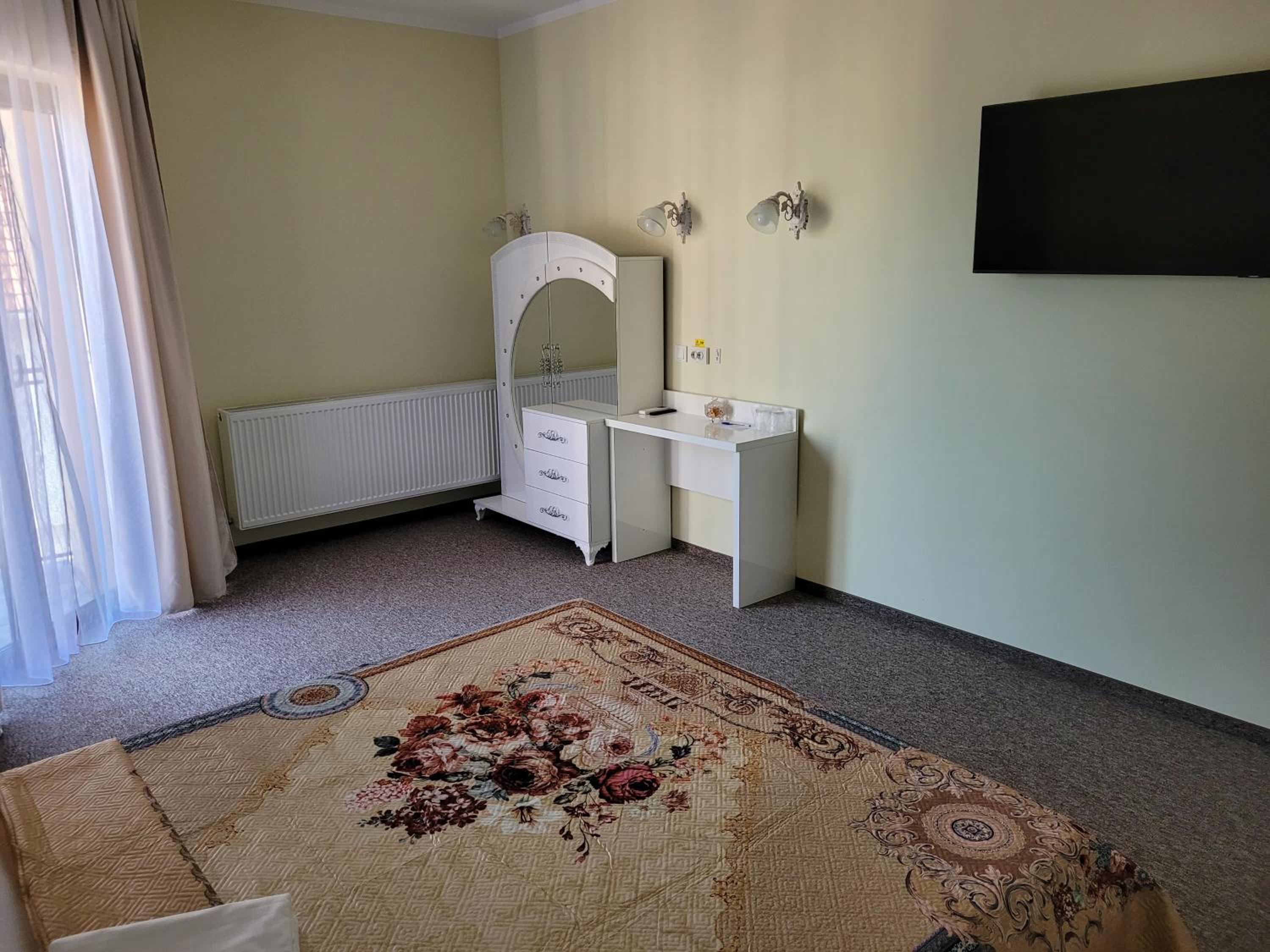 Queen Room with Balcony - Photo 7