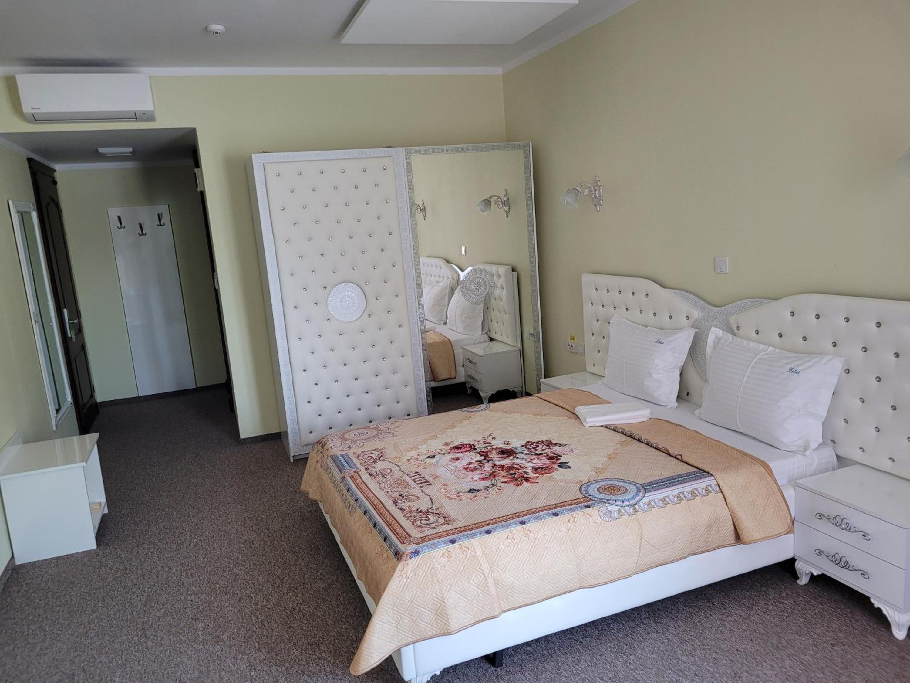 Queen Room with Balcony - Photo 2