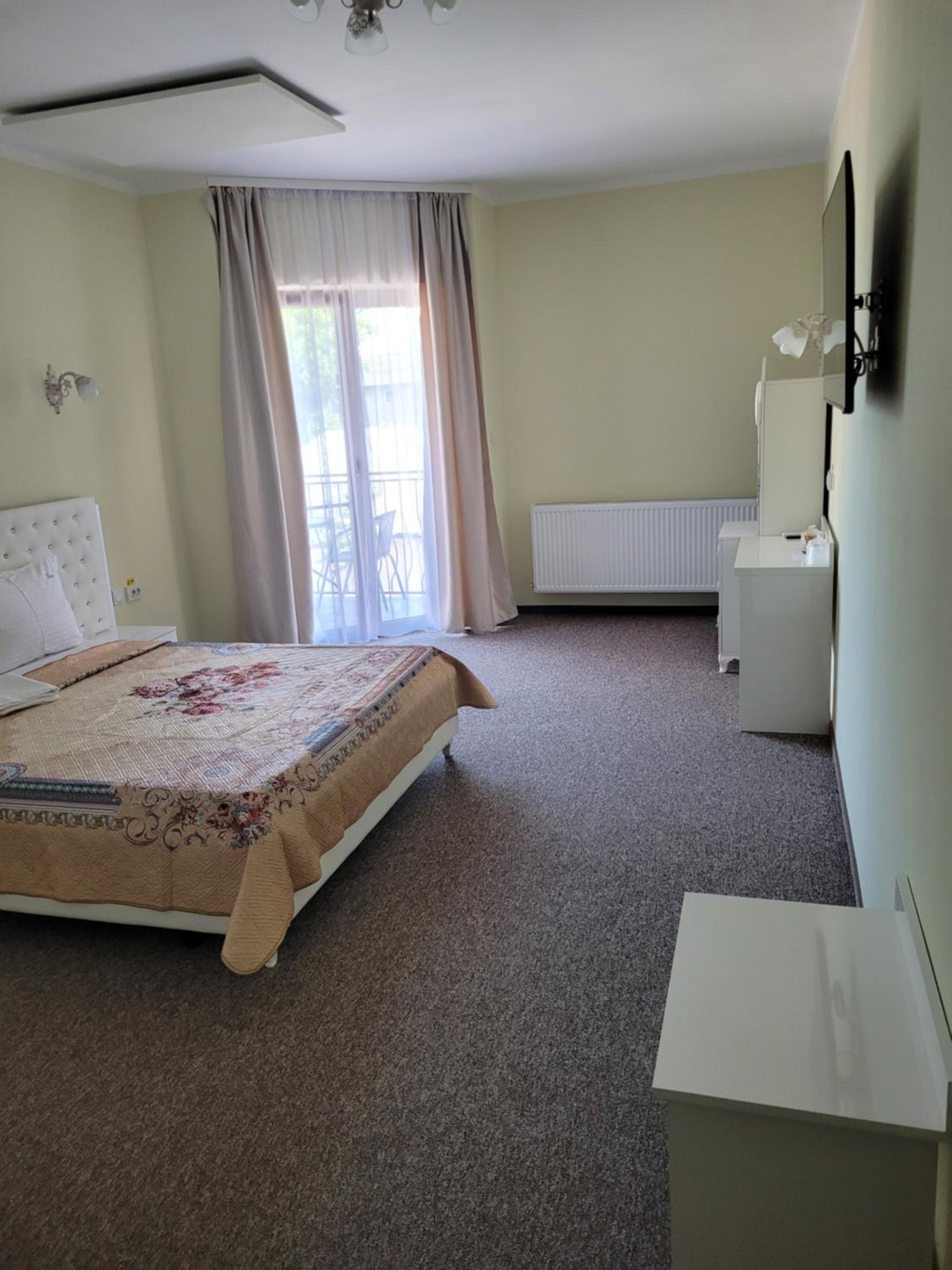 Queen Room with Balcony - Photo 8
