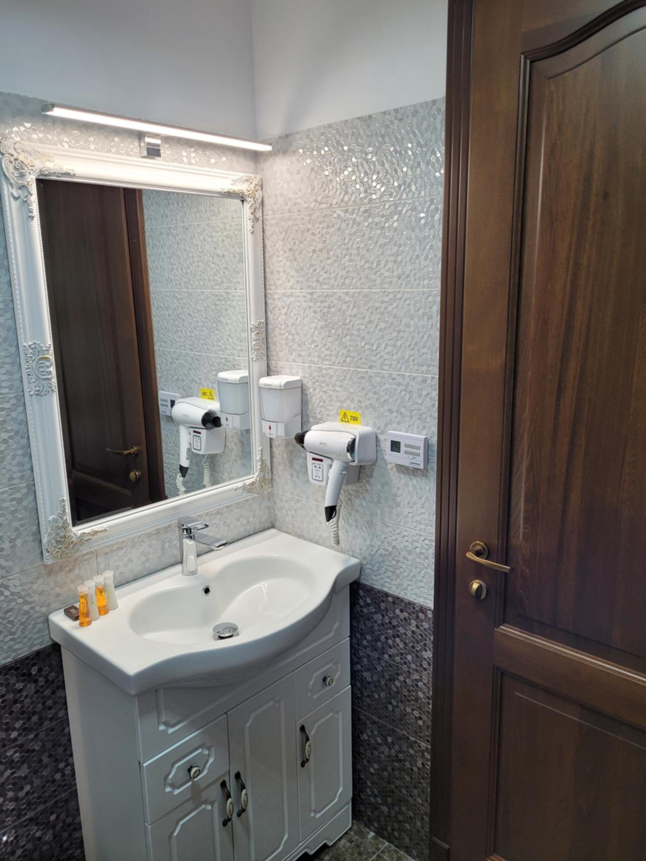 Deluxe Double Room with Balcony - Photo 13