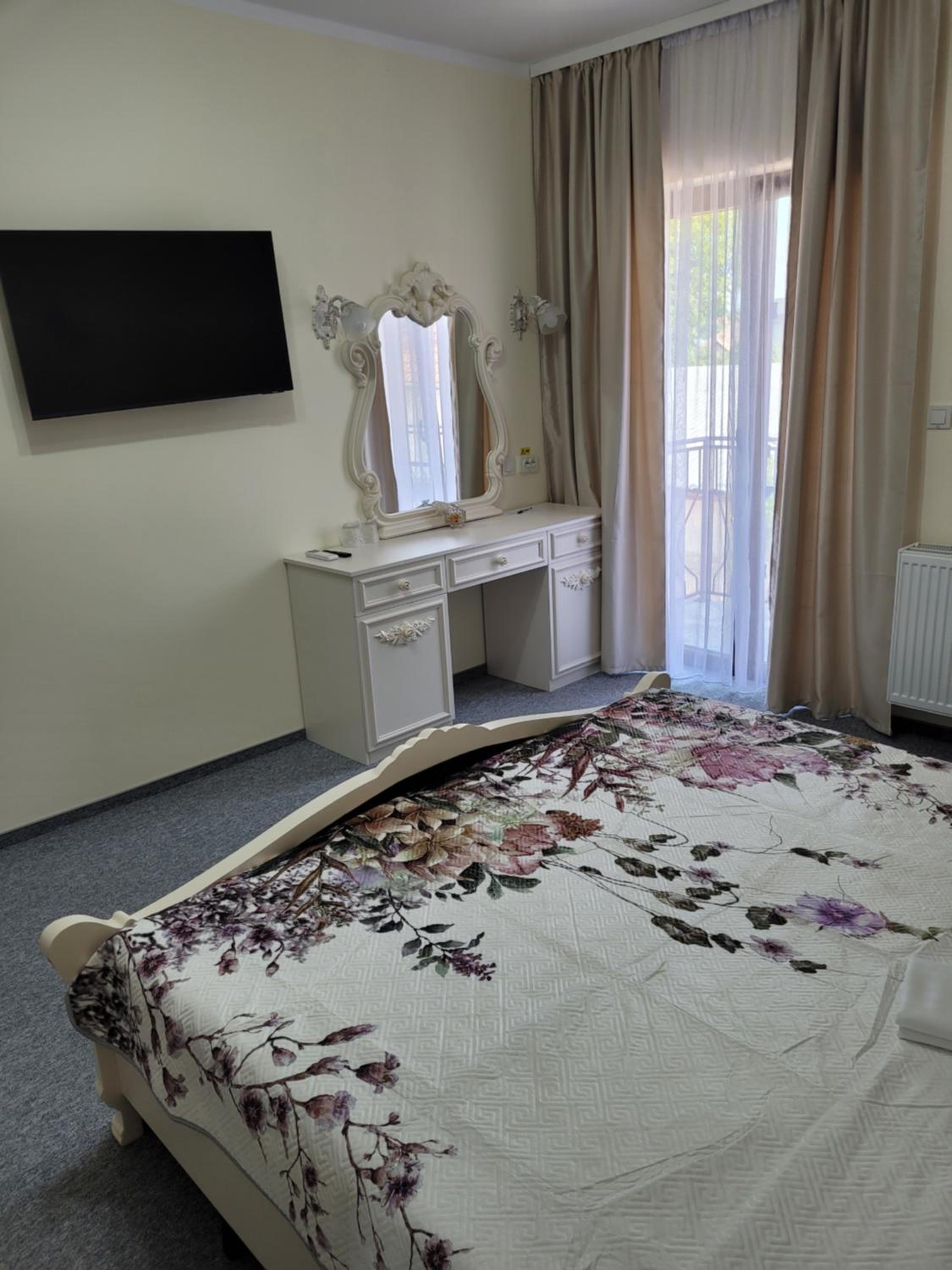Deluxe Double Room with Balcony - Photo 4
